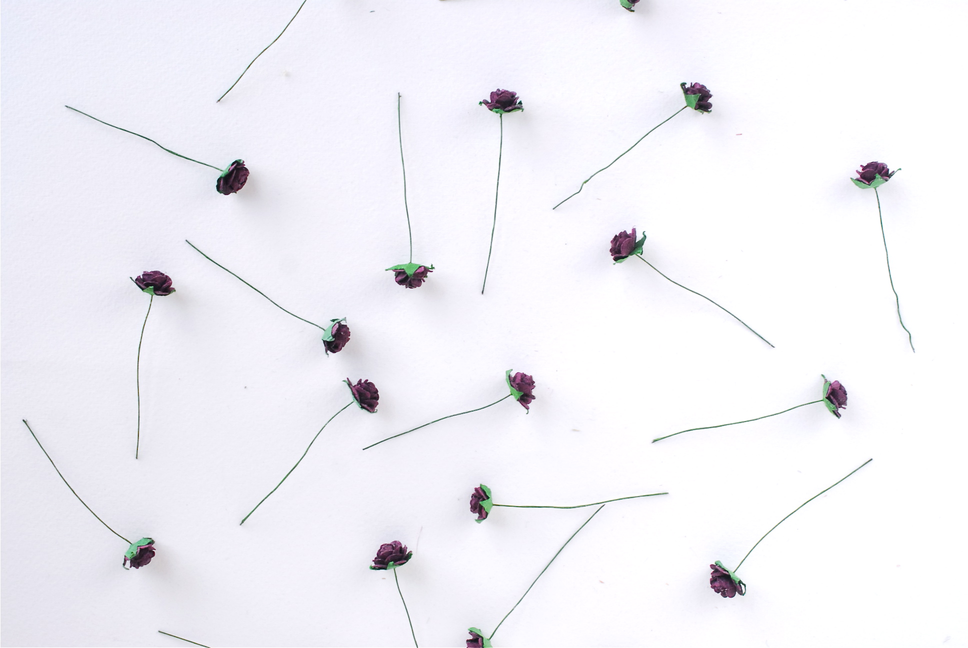 ดอกไม้กุหลาบกระดาษ ดอกกุหลาบขนาดจิ๋ว ดอกไม้ประดิษฐ์ ดอกไม้ของชำร่วย Paper Flowers size 1.5 cm., mini roses dark purple color, 100 pcs. ดอกไม้กระดาษสาสีม่วงเข้มขนาด 1.5 cm. จำนวน 100 ดอก