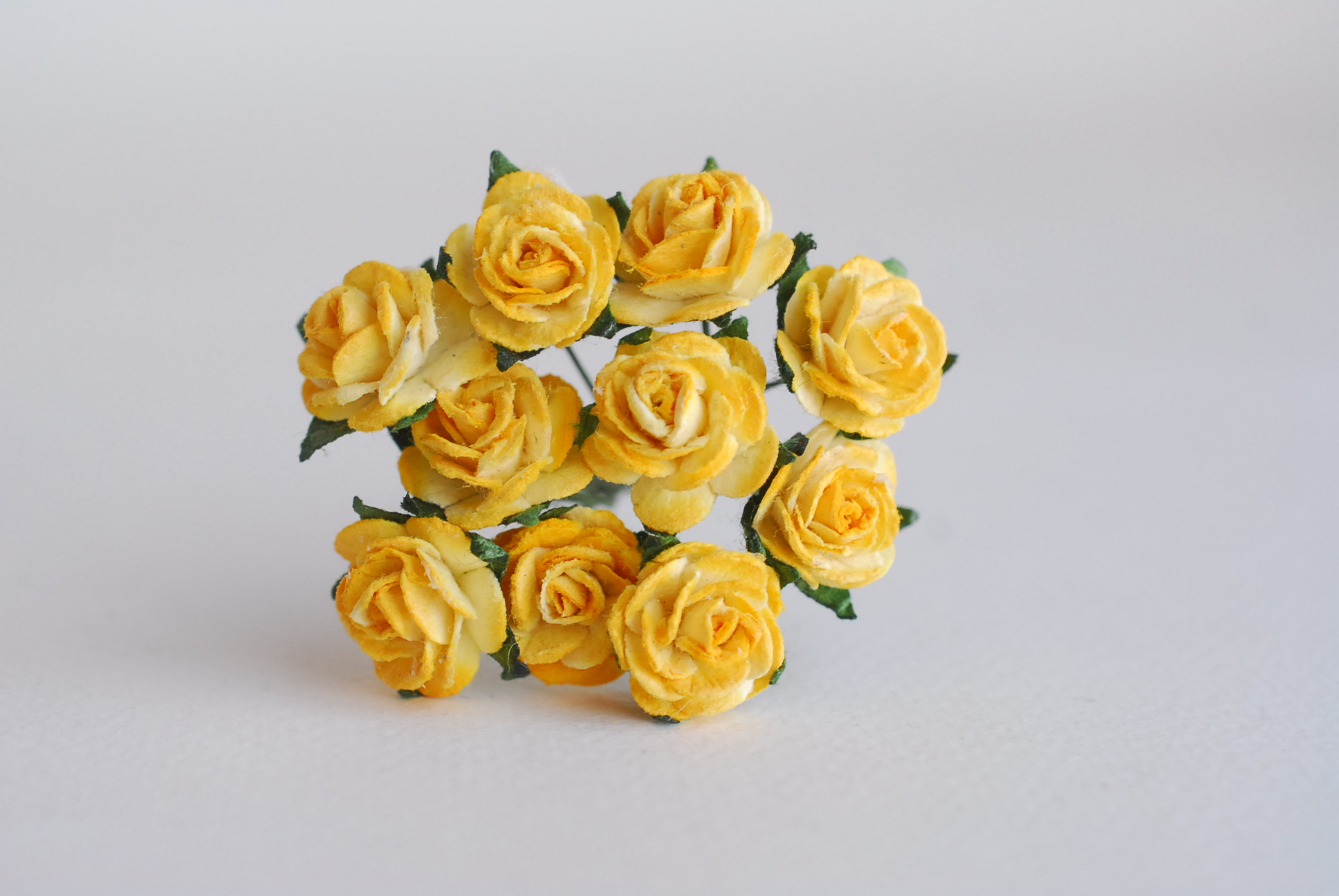 ดอกไม้กุหลาบกระดาษ, ดอกกุหลาบกระดาษสา ดอกกุหลาบจิ๋ว ดอกกุหลาบกระดาษสา สำหรับประดับ ตกแต่งของชำร่วย, งานแต่งงาน สีMIXED แดงปัดเหลือง ส้มทูโทน เขียวปัด เหลืองปัด ฟ้าตุ่นปัด ม่วงปัดขาว ม่วงปัดครีม ม่วงอ่อนปัดขาว และ ชมพูปัดครีม ขนาด 1.5 cm. จำนวน 100 ดอก