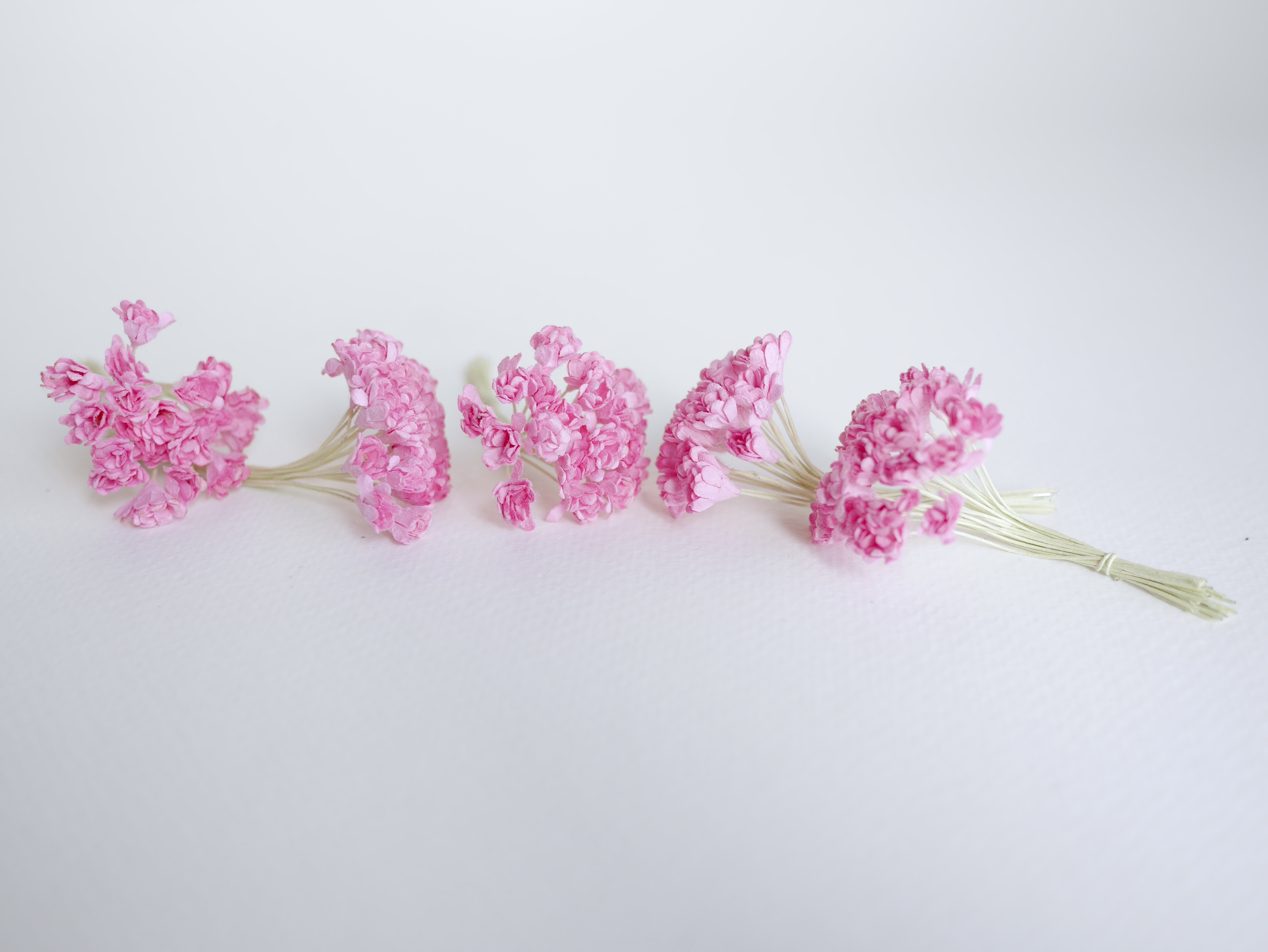 ดอกไม้ประดิษฐ์, ดอกไม้กระดาษสา, ดอก gypsophila, ดอกยิปโซ งานประดิษฐ์ตกแต่งของชำร่วย, ดอกไม้ทำพานพุ่ม, พานรับไหว้, ขนาด 1 cm. สีชมพูสด
