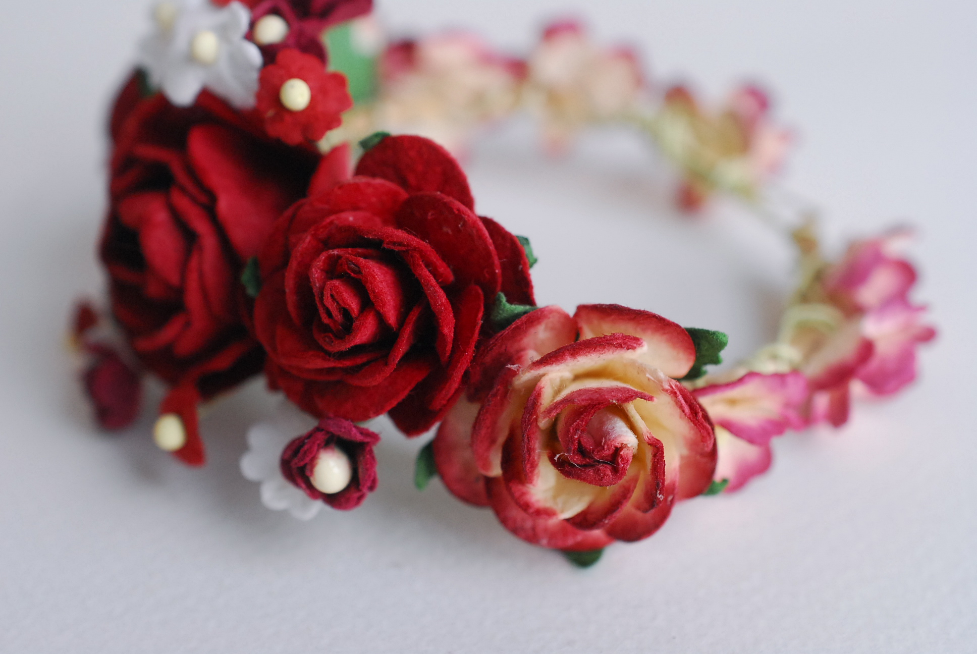 อมือเพื่อนเจ้าสาว งานแต่งงาน งานประดิษฐ์ DIY สีแดง ดอกกุหลาบกระดาษสา และดอกไม้กระดาษสาขนาดเล็ก Handmade corsages 1 ชิ้น