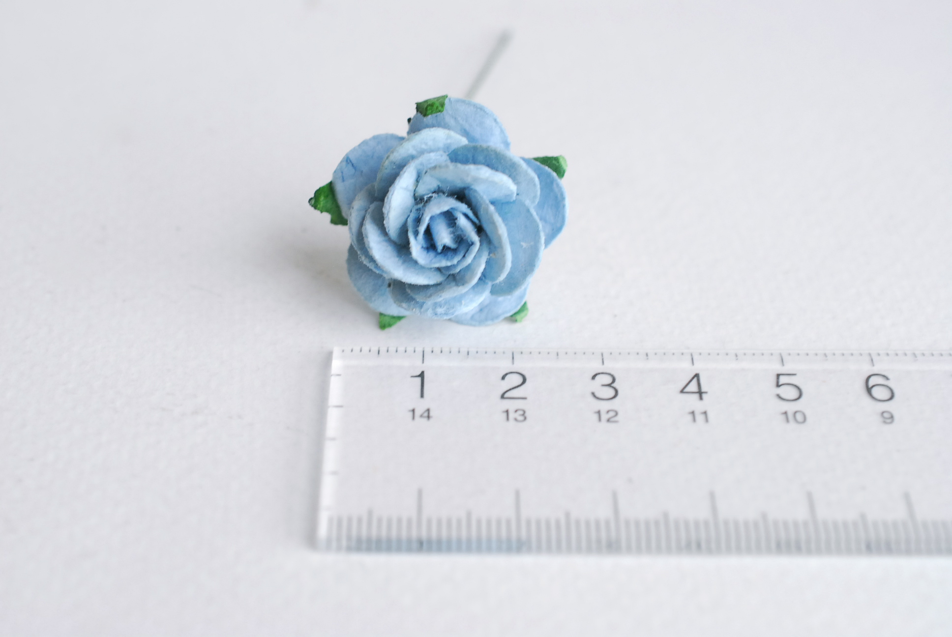 ดอกไม้กระดาษสา ดอกกุหลาบกระดาษ ดอกไม้กุหลาบกระดาษ ราคาส่ง, ดอกกุหลาบกระดาษสา ดอกไม้ประดิษฐ์ สำหรับตกแต่ง หรืองานแต่งงาน สีฟ้าตุ่นขนาด 2.5 cm. จำนวน 50 ดอก paper flowers supplies DIY wedding flowers, mini roses paper size 2.5 cm. pale blue color.