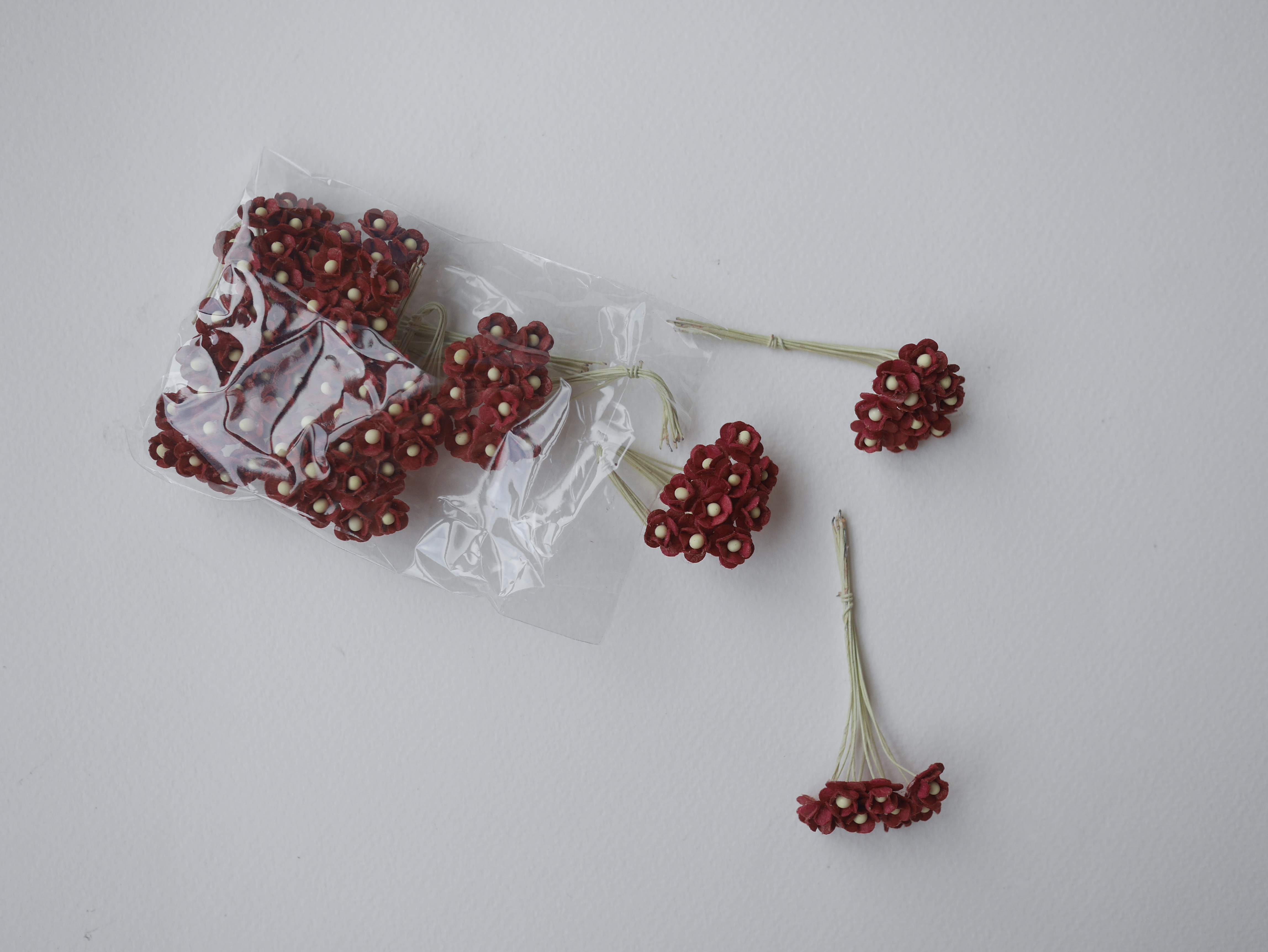 ดอกไม้กระดาษสา ดอกไม้กระดาษสาราคาส่ง ดอกไม้กระดาษสำหรับตกแต่ง งานแต่งงาน หรือติดของชำร่วย ดอก creeping lady 100 ดอก ขนาด 0.8 cm. สีแดงเข้ม Small Paper Flower with stem, 100 pcs., size 0.8 cm., creeping flowers 2 layers, dark red color.