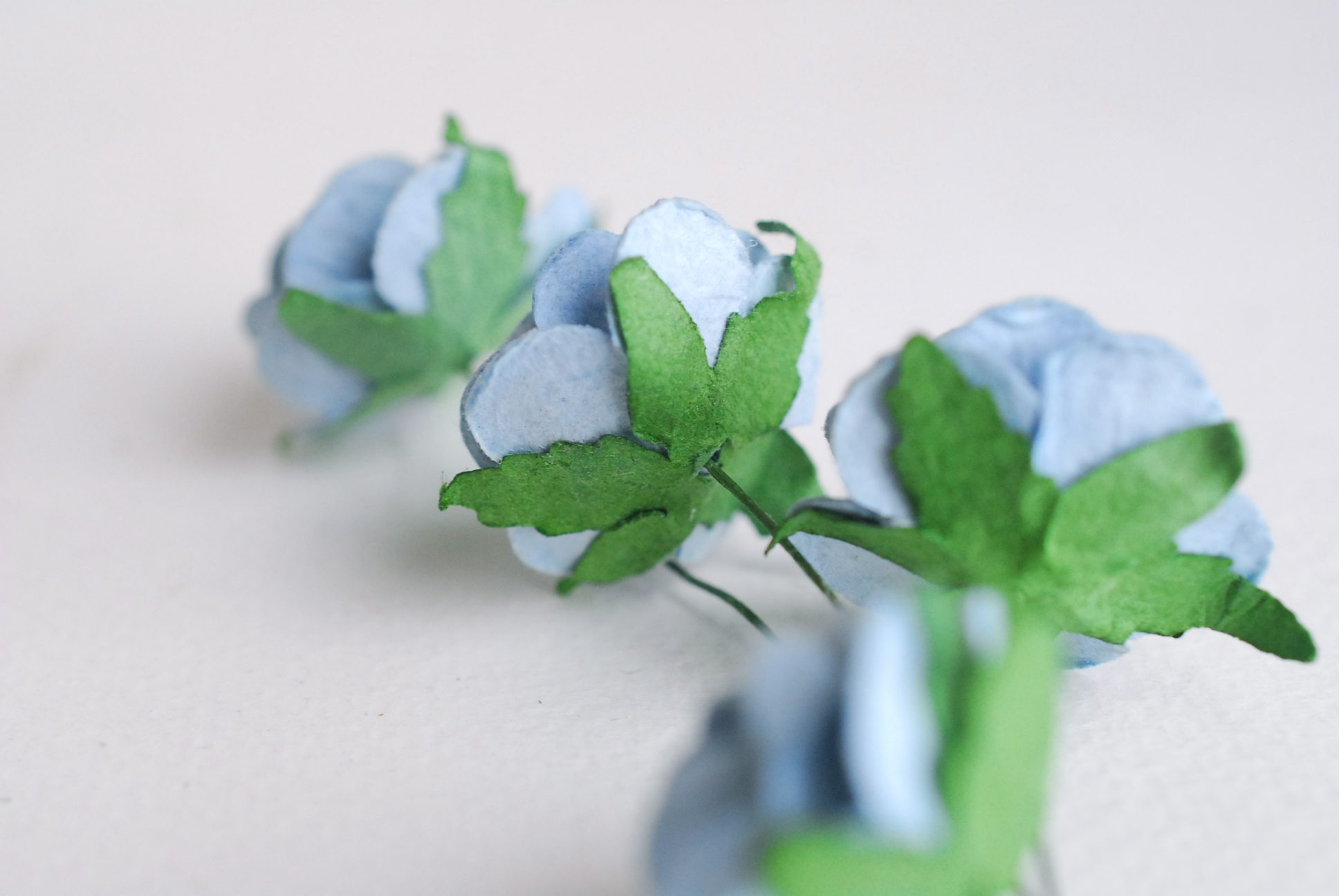 ดอกไม้กระดาษสา ดอกกุหลาบกระดาษ ดอกไม้กุหลาบกระดาษ ราคาส่ง, ดอกกุหลาบกระดาษสา ดอกไม้ประดิษฐ์ สำหรับตกแต่ง หรืองานแต่งงาน สีฟ้าตุ่นขนาด 2.5 cm. จำนวน 50 ดอก paper flowers supplies DIY wedding flowers, mini roses paper size 2.5 cm. pale blue color.