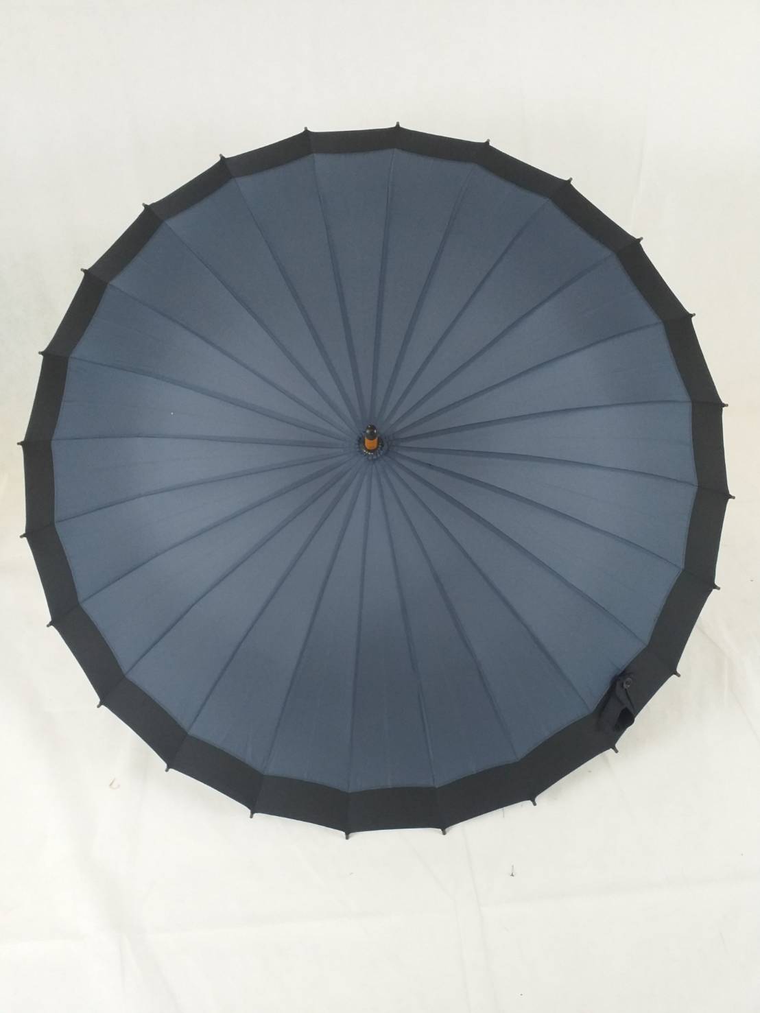 ร่ม ขนาด 24 นิ้ว ชายขอบดำ โครงเหล็ก 24 ซี่ แกนไม้ ด้ามไม้ แข็งแรง สวยงามแบบไทยๆ คัน SKU-00039 2018-03-24 10:32:53 2021-12-09 10:33:01