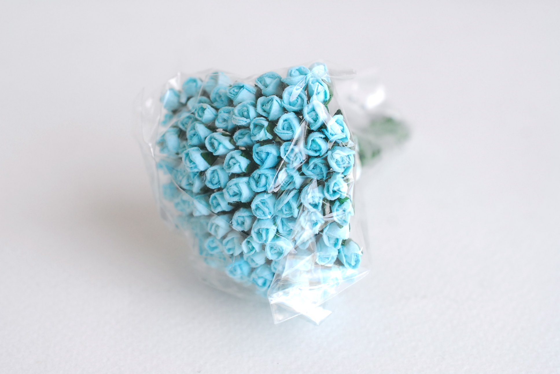 ดอกไม้กระดาษสา ดอกไม้กระดาษสา จตุจักร งานประดิษฐ์ ดอกไม้ทำข้อมือเพื่อนเจ้าสาว แต่งงาน, ดอกกุหลาบตูม 100 ดอก สีฟ้าใส color ขนาด 0.5x0.8 cm. paper flowers, budding roses flower 0.5x0.8 cm. 100 pieces. blue sky color.