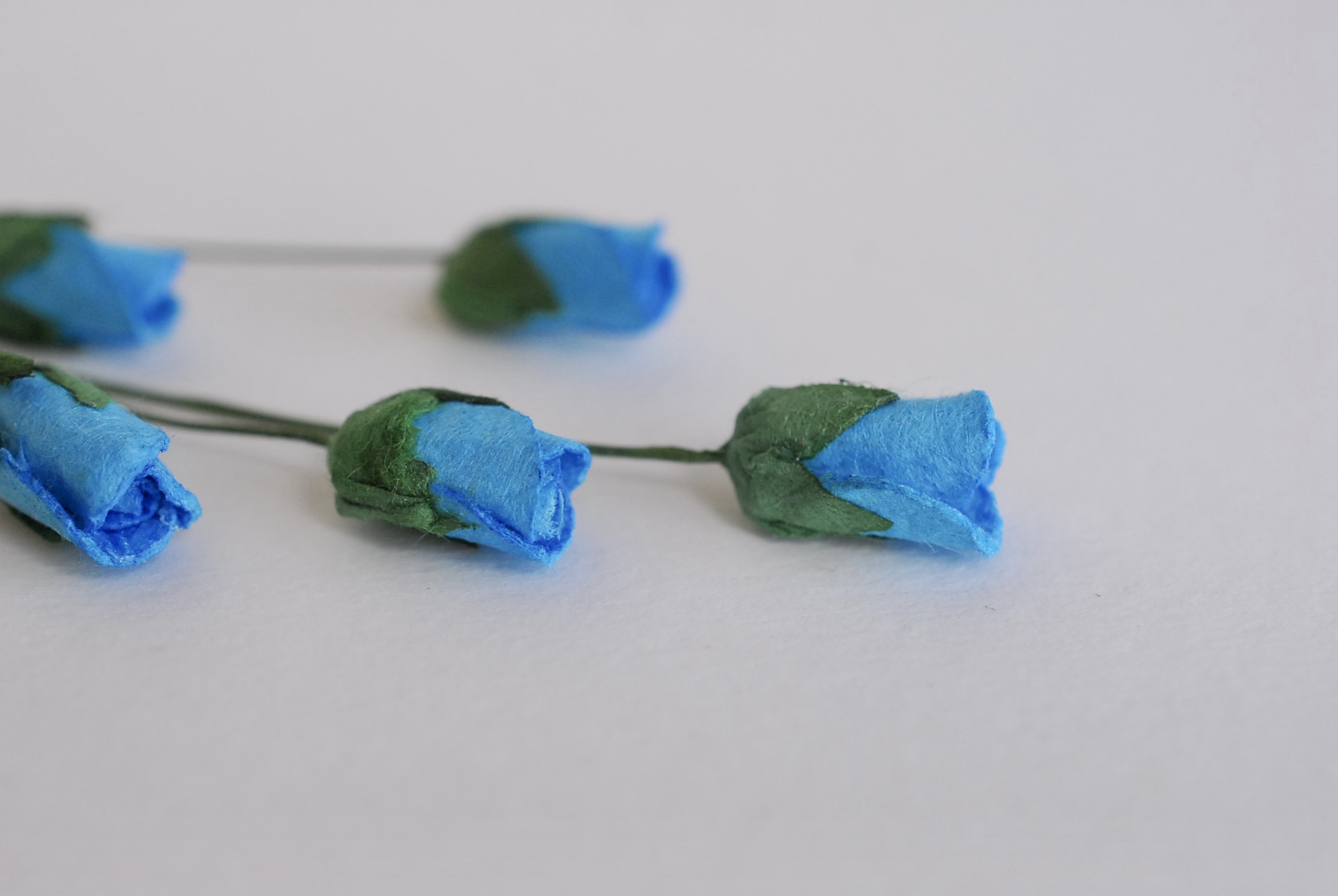 ดอกไม้กระดาษสา ดอกไม้กระดาษสา จตุจักร งานประดิษฐ์ ดอกไม้ทำข้อมือเพื่อนเจ้าสาว แต่งงาน, ดอกกุหลาบตูม 50 ดอก สีฟ้าน้ำทะเล ขนาด 0.8x1.5 cm. paper flowers, budding roses flower 0.8 x1.5 cm. 50 pieces. azure color