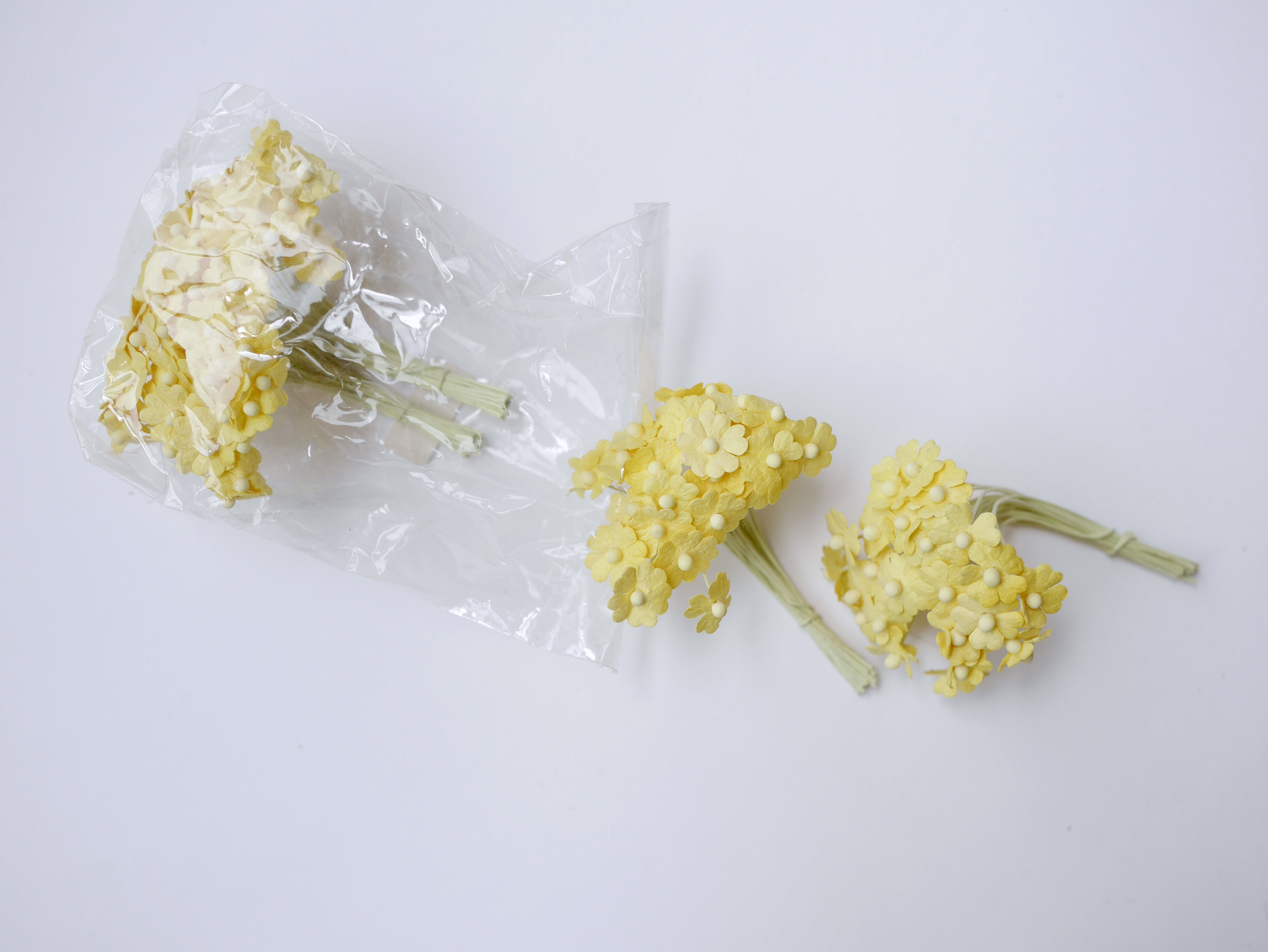 ดอกไม้กระดาษสา ดอกไม้กระดาษสาราคาส่ง ดอกไม้กระดาษสำหรับตกแต่ง งานแต่งงาน หรือติดของชำร่วย ดอกไม้จิ๋ว 100 ดอก ขนาด 1 cm. สีเหลือง Small Paper Flower with stem, , 100 pcs., size 1 cm., small creeping ladies flowers 1 layer, yellow color.