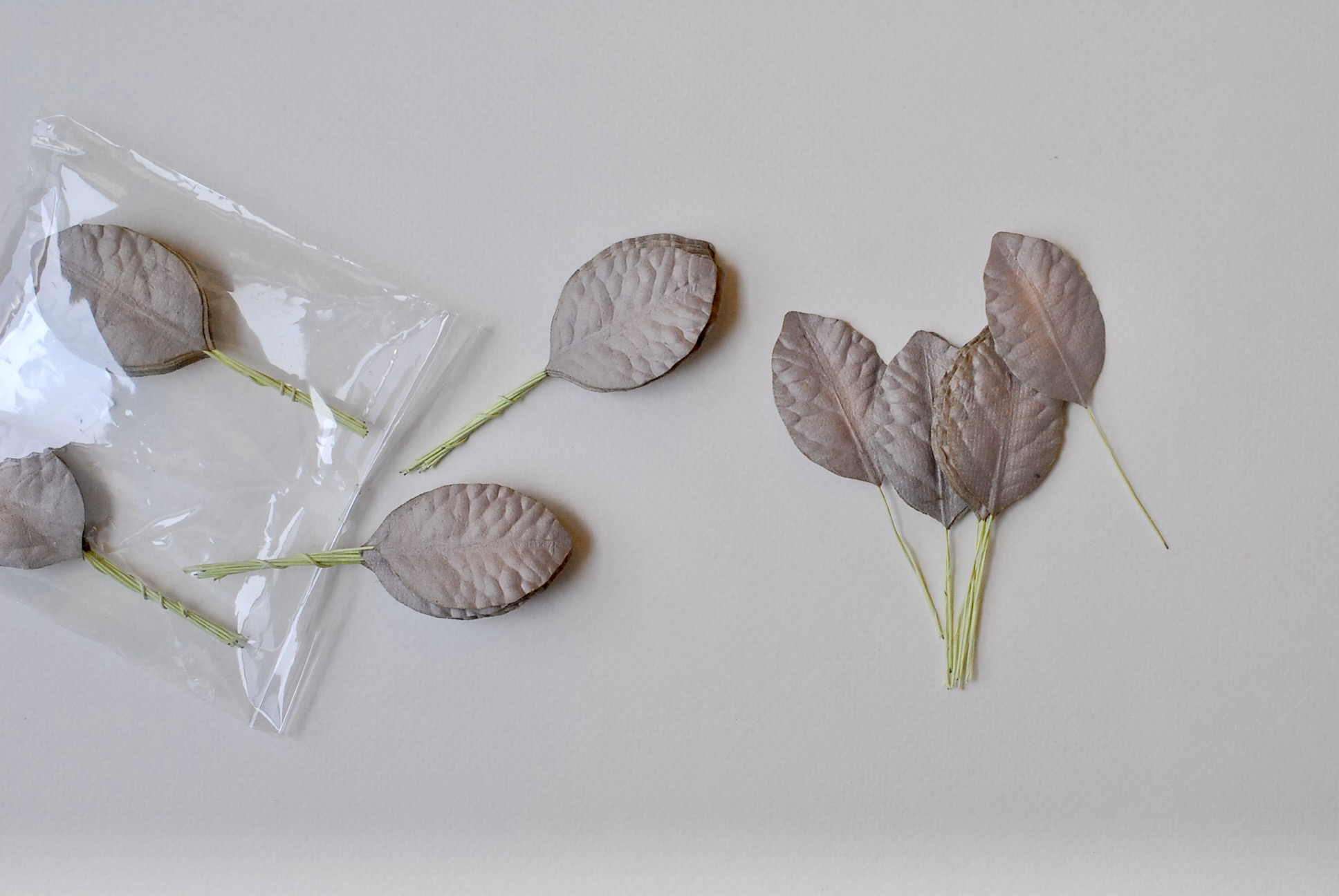 ใบไม้กระดาษ ใบไม้กระดาษสา ราคาส่ง,ใบไม้กุหลาบกระดาษ สำหรับดอกมะลิกระดาษสา ใบไม้ประดิษฐ์ สำหรับตกแต่ง หรืองานแต่งงาน สีเทา ขนาด 4.5x3.0 cm. จำนวน 50 ใบ