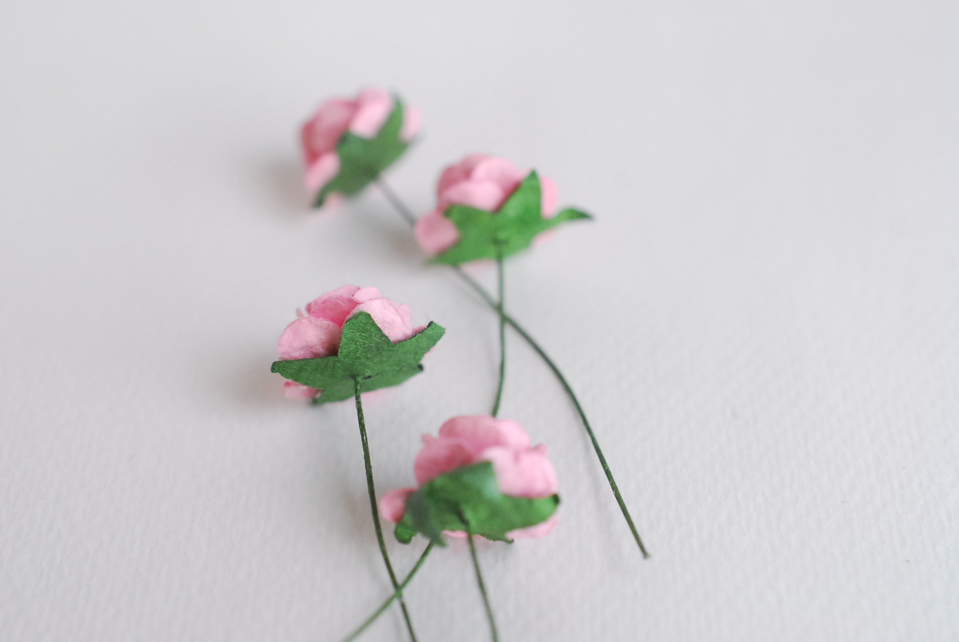 ดอกไม้กุหลาบกระดาษ ดอกไม้กระดาษสา, ดอกกุหลาบจิ๋ว, ดอกไม้กระดาษสาขายส่ง สีชมพูขนาด 1.5 cm. จำนวน 100 ดอก Paper Flowers size 1.5 cm., mini roses pink color, 100 pcs.