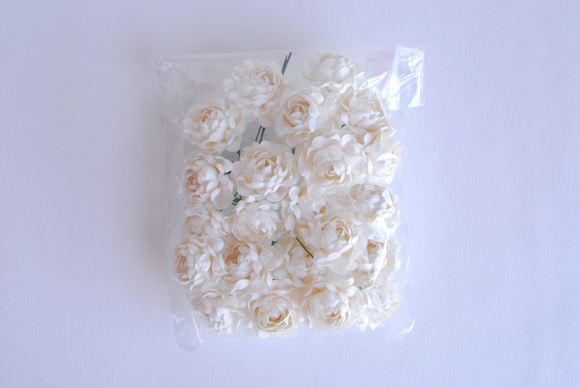 ดอกไม้กระดาษสา ดอกกุหลาบกระดาษสา 5ชั้น ดอกไม้กุหลาบ ดอกไม้ประดิษฐ์ สำหรับตกแต่ง หรืองานแต่งงาน สีขาวครีม ขนาด 3.5 cm. จำนวน 25 ดอก Paper flowers, handmade flowers, small roses paper 5 layers size 3.5 cm. 25 pieces, of-white color.