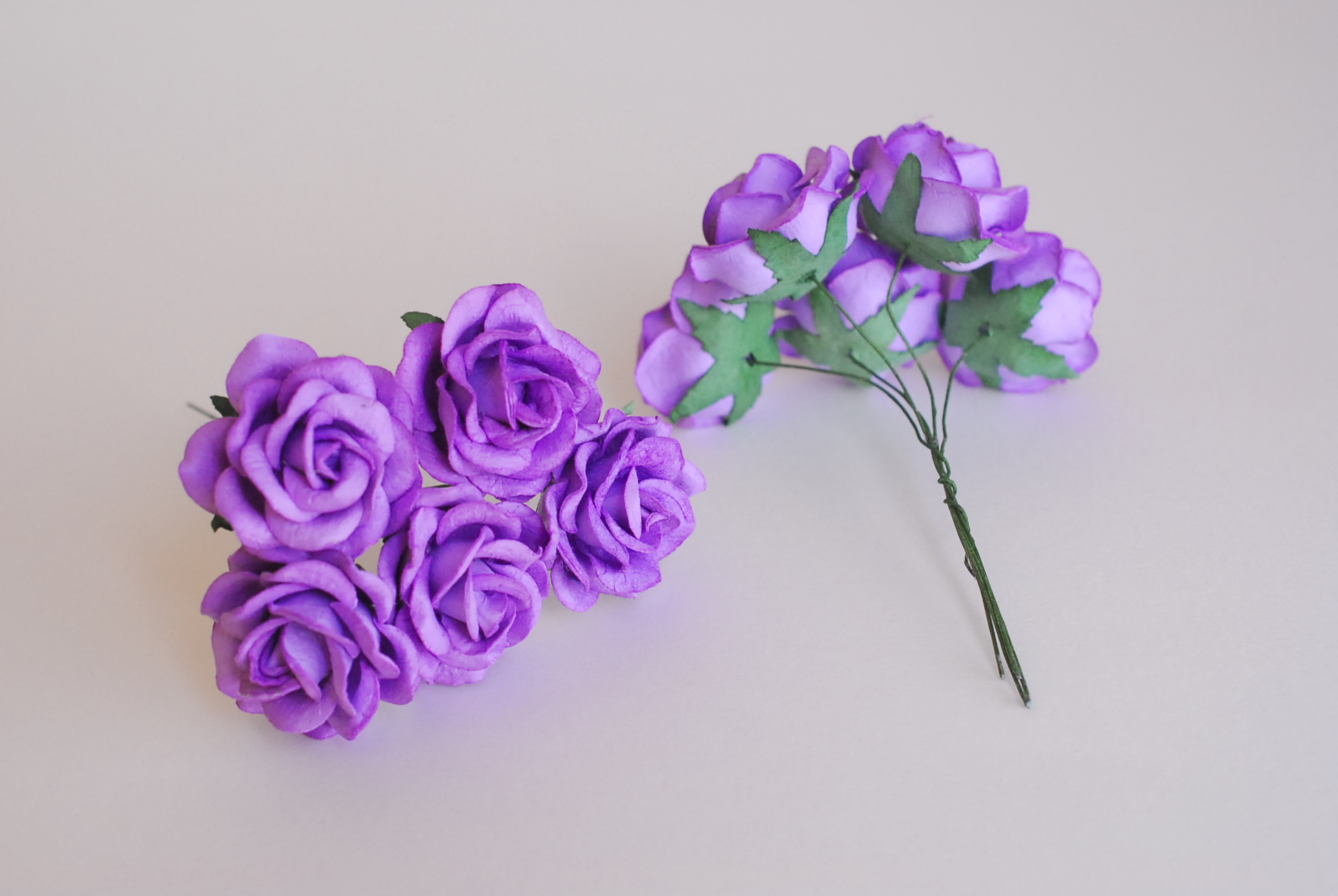 ดอกไม้กระดาษสา ดอกกุหลาบกระดาษสา ดอกไม้กุหลาบ กลีบโค้ง ดอกไม้ประดิษฐ์ สำหรับตกแต่ง หรืองานแต่งงาน สีม่วงขนาด 3.5 cm. จำนวน 25 ดอก Paper flowers, handmade flowers, small roses paper size 3.5 cm. 25 pieces, purple color.
