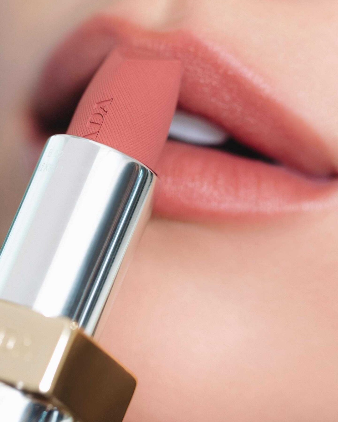 ลิปสติก Prada Monochrome Hyper Matte Lipstick 1.3g Mini # B02 Quartz