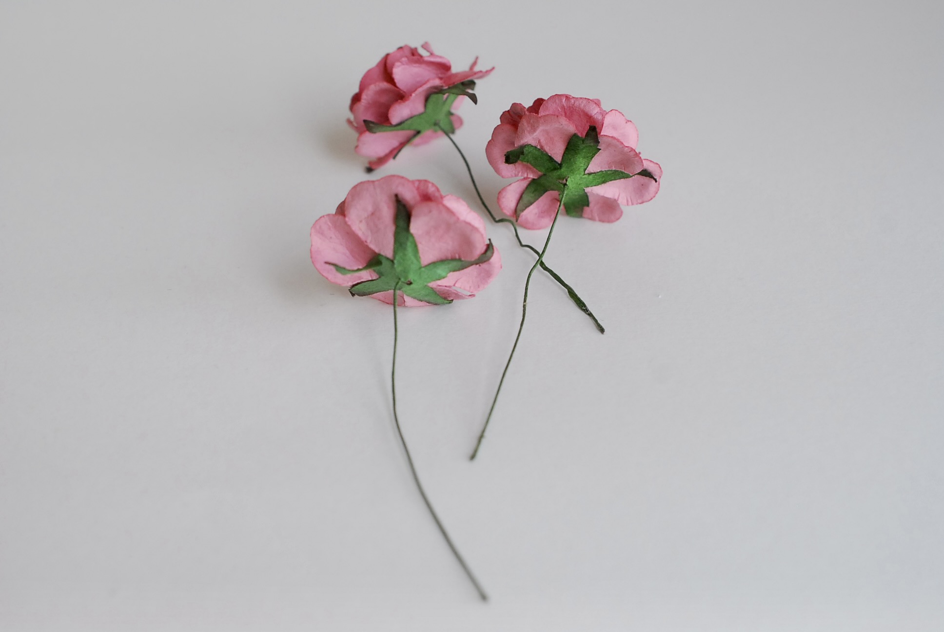 ดอกไม้กระดาษสา ดอกกุหลาบกระดาษสา ดอกไม้กุหลาบ ดอกไม้ประดิษฐ์ สำหรับตกแต่ง หรืองานแต่งงาน สีชมพูตุ่น color code #115-1 ขนาด 3.5 cm. จำนวน 25 ดอก Paper flowers, handmade flowers, small roses paper size 3.5 cm. 25 pieces, pink dusty color.