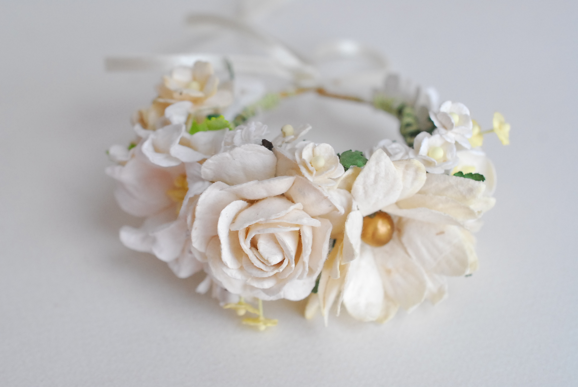 อมือเพื่อนเจ้าสาว งานแต่งงาน งานประดิษฐ์ DIY สีขาว ดอกdaisy เกสรสีทอง ดอกกุหลาบกระดาษสา และดอกไม้กระดาษสาขนาดเล็ก DIY Handmade corsages 1 ชิ้น