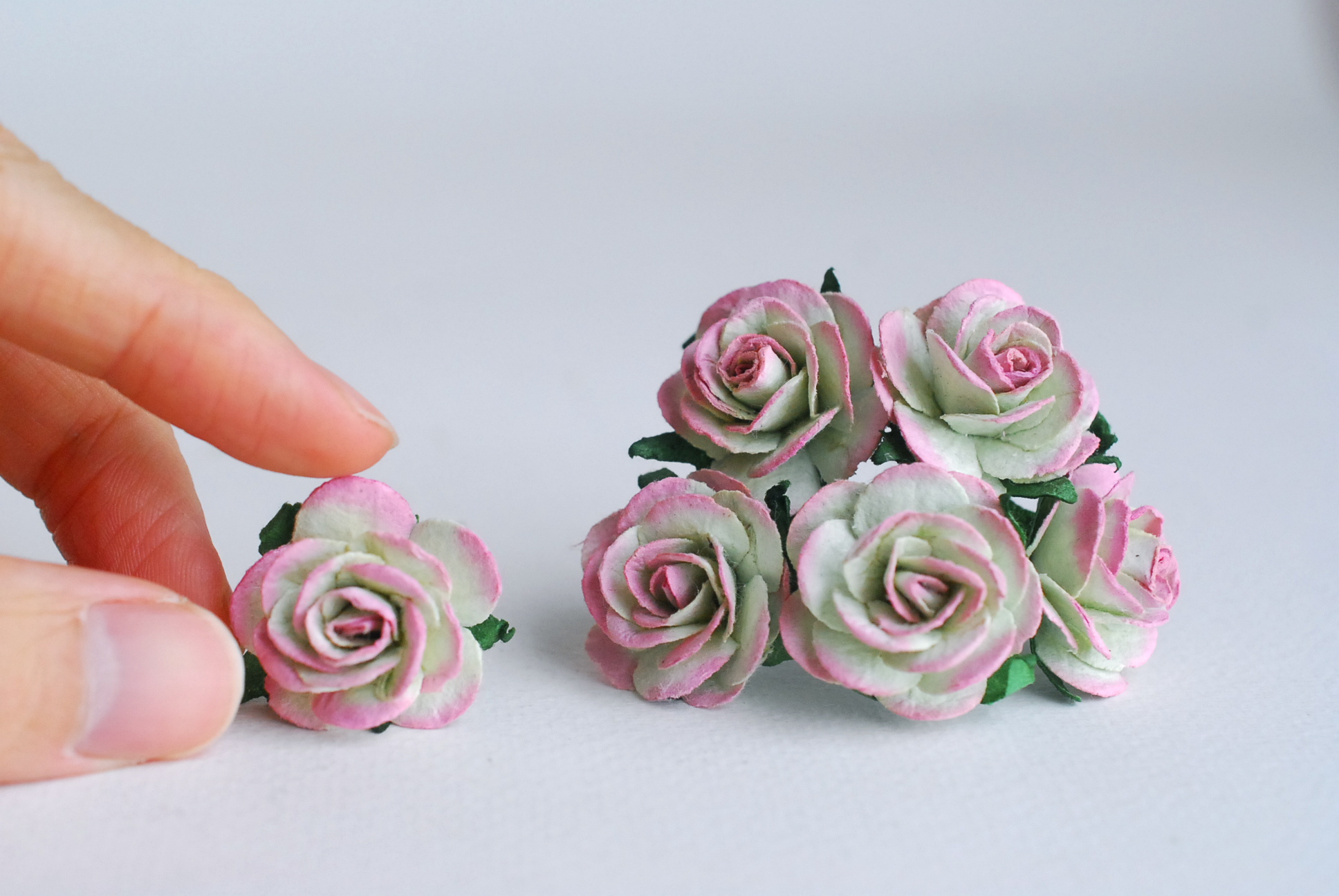 ดอกไม้กระดาษสา ดอกไม้กระดาษสา ราคาส่ง, ดอกกุหลาบกระดาษสา ดอกไม้ประดิษฐ์ สำหรับตกแต่ง หรืองานแต่งงาน สีเขียวปัดชมพูตุ่นขนาด 2.5 cm. จำนวน 50 ดอก Paper flowers, handmade flowers, small roses paper size 2.5 cm. 50 pieces, green brush pink color.