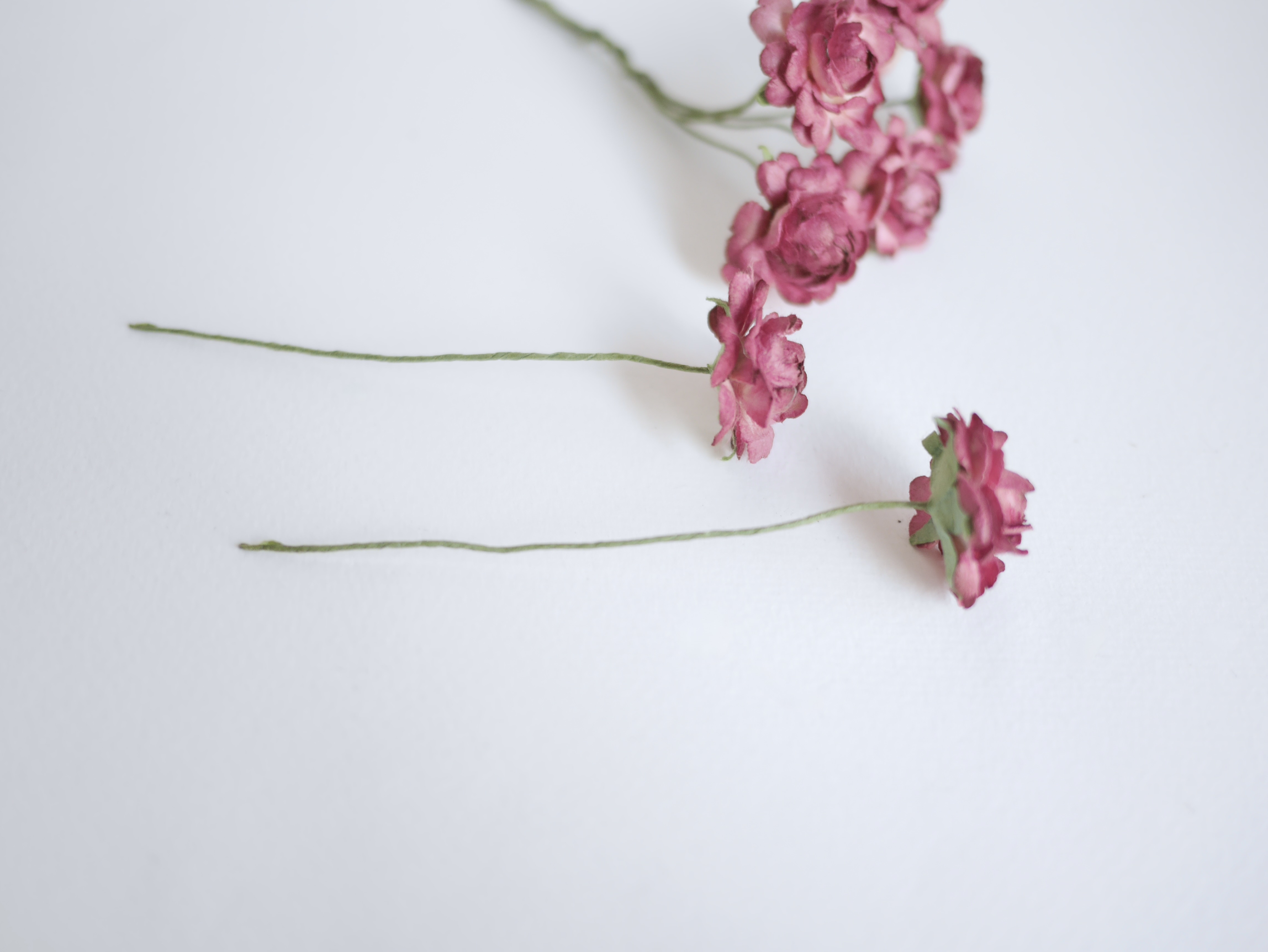 ดอกไม้กระดาษสา, ดอกไม้ตกแต่ง, ของชำร่วย, ดอกกุหลาบ สีเลือดหมู จำนวน 10 ดอก Paper flower, English peony Ranunculus roses 10 pcs., size 3 cm., burgundy color.