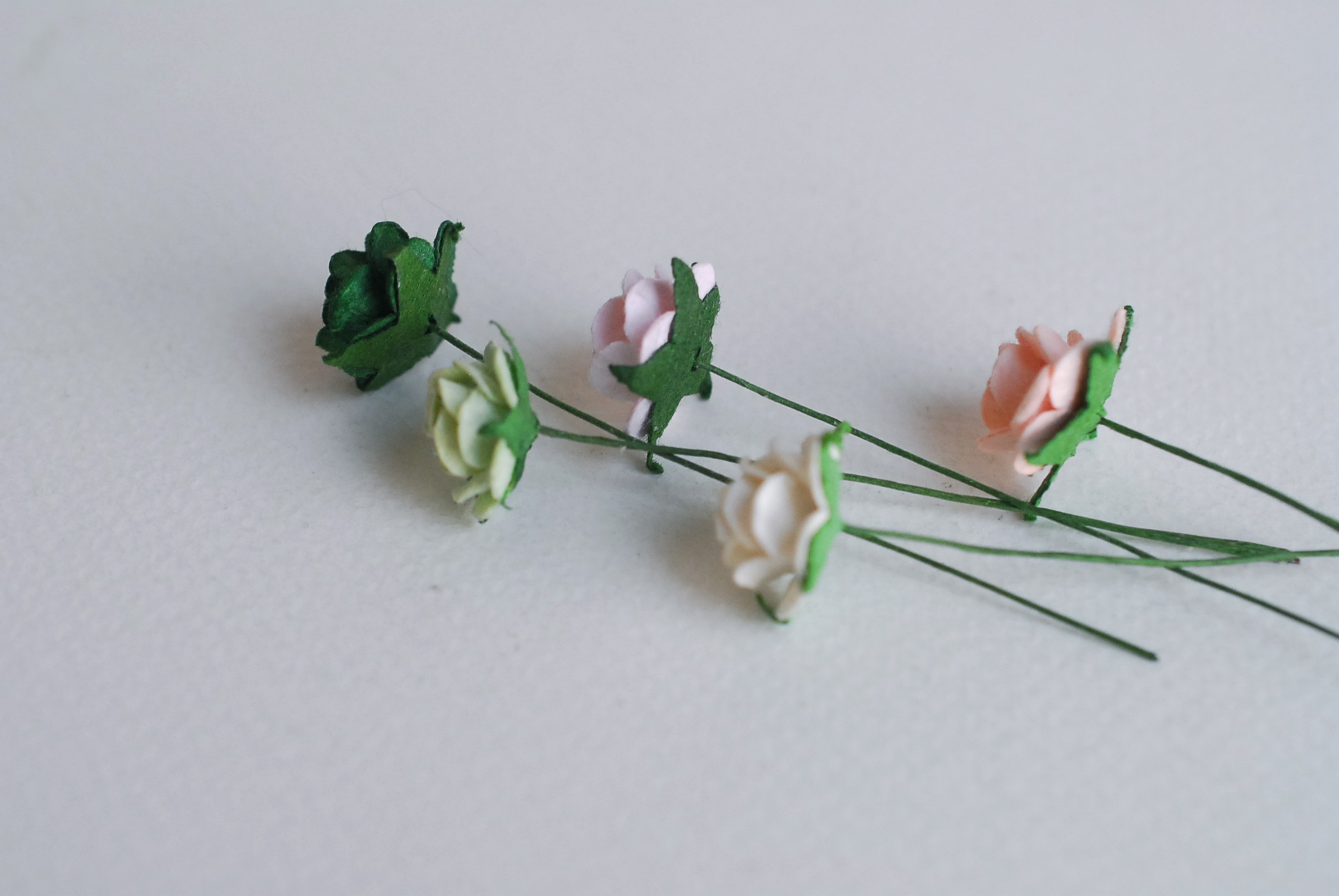 ดอกไม้กุหลาบกระดาษ, ดอกกุหลาบกระดาษสา ดอกกุหลาบจิ๋ว ดอกกุหลาบกระดาษสา สำหรับประดับ ตกแต่งของชำร่วย, งานแต่งงาน สีMIXED เขียวเข้ม เขียวตุ่น ชมพู พีชอ่อน ขาวof-white ขนาด 1.5 cm. จำนวน 100 ดอก