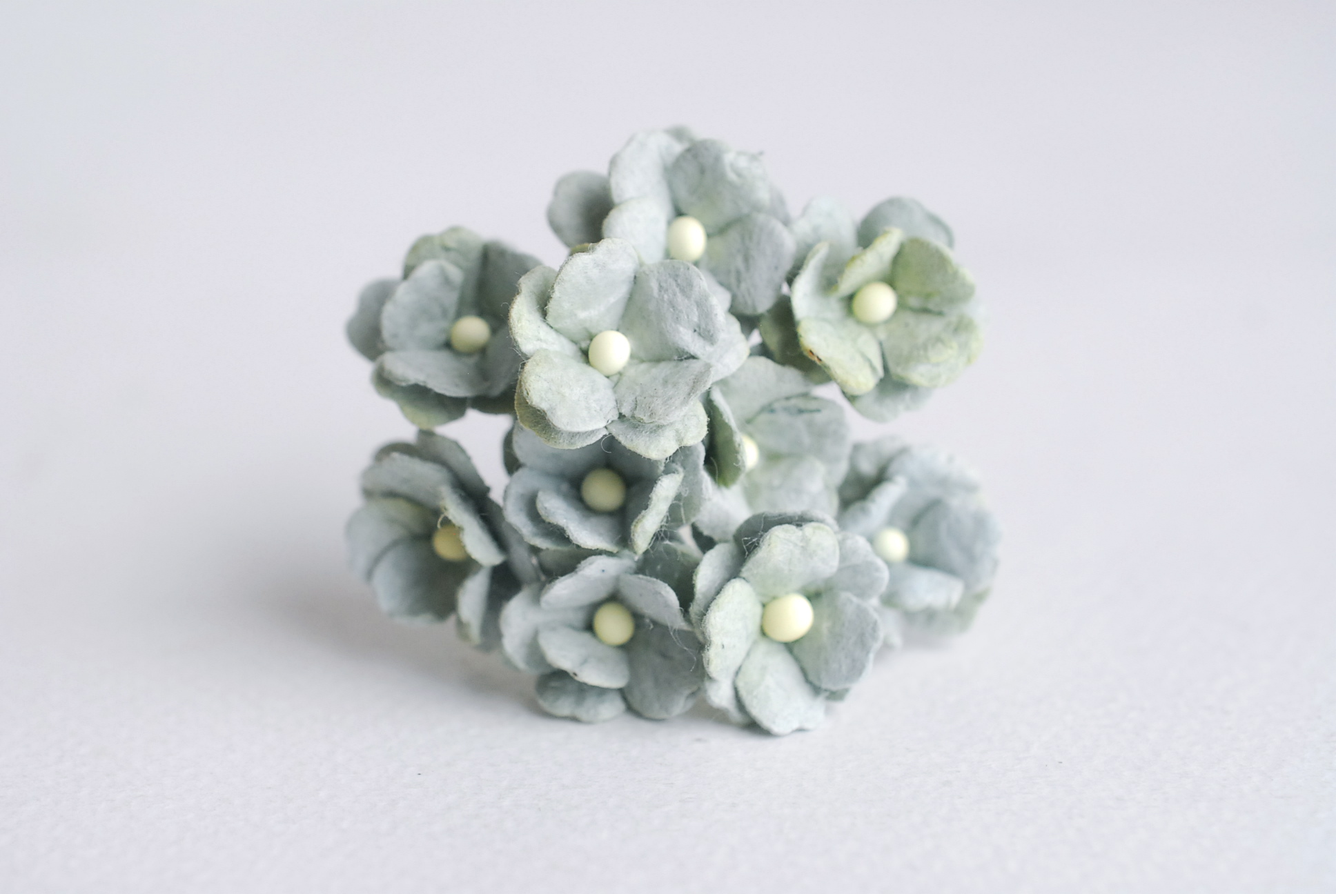 ดอกไม้กระดาษสา ราคาส่ง, ดอกไฮเดรนเยียกระดาษสา ดอกไม้ประดิษฐ์ ตกแต่งงานแต่งงาน ประดิษฐ์ข้อมือเพื่อนเจ้าสาว ขนาด 1.5 cm., สำหรับของชำร่วย, งานแต่งงาน, ดอกไม้ทำข้อมือเจ้าสาว สีเขียวตุ่น จำนวน 100 ดอก Paper flower,100 Pieces mulberry hydenyia, 1.5 cm. pale gr