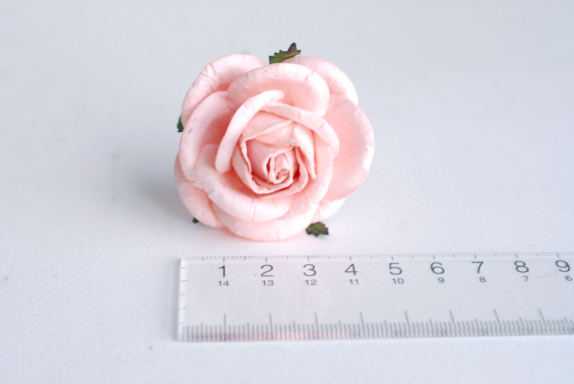 ดอกไม้กระดาษสา ราคาส่ง, ดอกกุหลาบกระดาษสา ดอกไม้ประดิษฐ์ ตกแต่งงานแต่งงาน ขนาด 4.5 cm., สำหรับของชำร่วย, งานแต่งงาน, ดอกไม้ทำข้อมือเจ้าสาว Paper flower,20 Pieces mulberry rose, 4.5 cm. pale pink color.