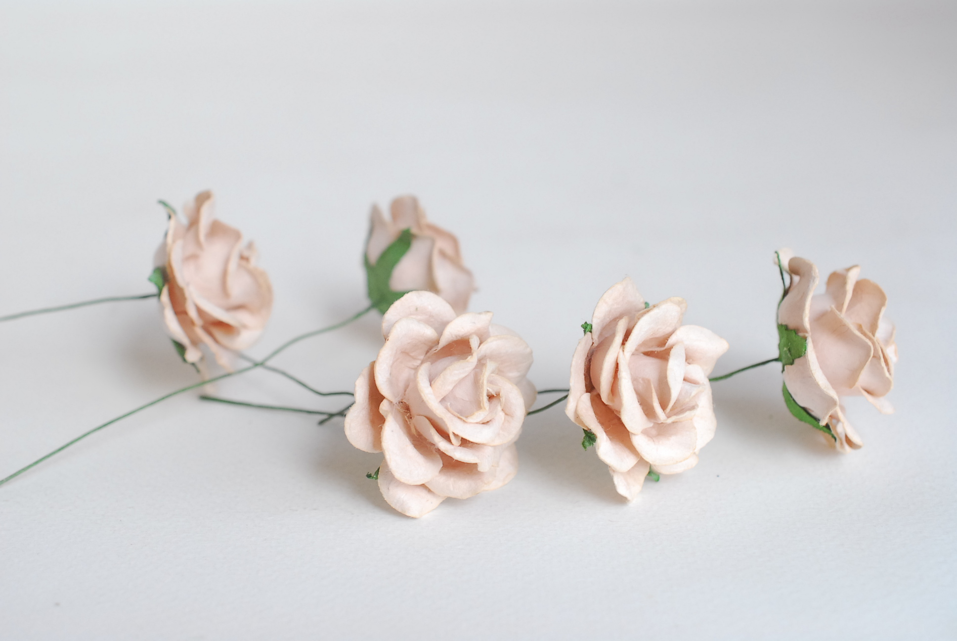 ดอกไม้กระดาษสา ดอกกุหลาบกระดาษสา ดอกไม้กุหลาบ กลีบโค้ง ดอกไม้ประดิษฐ์ สำหรับตกแต่ง หรืองานแต่งงาน สีน้ำตาลอ่อน ขนาด 3.5 cm. จำนวน 25 ดอก Paper flowers, handmade flowers, small roses paper size 3.5 cm. 25 pieces, soft brown color.