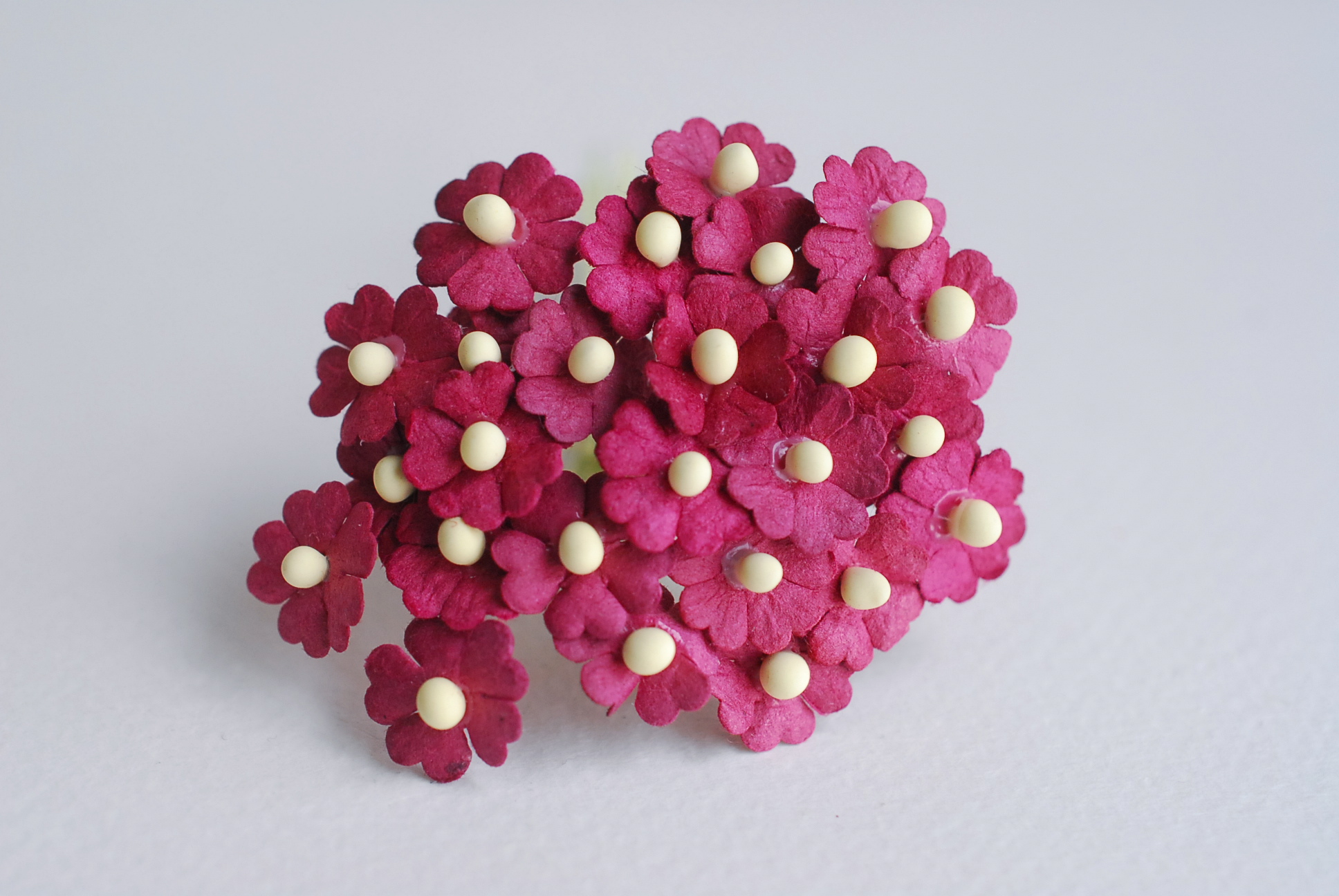 ดอกไม้กระดาษสา ดอกไม้กระดาษสาราคาส่ง ดอกไม้กระดาษสำหรับตกแต่ง งานแต่งงาน หรือติดของชำร่วย ดอกไม้จิ๋ว 100 ดอก ขนาด 1 cm. สีแดงเข้ม Small Paper Flower with stem, , 100 pcs., size 1 cm., small creeping ladies flowers 1 layer, red wine color.