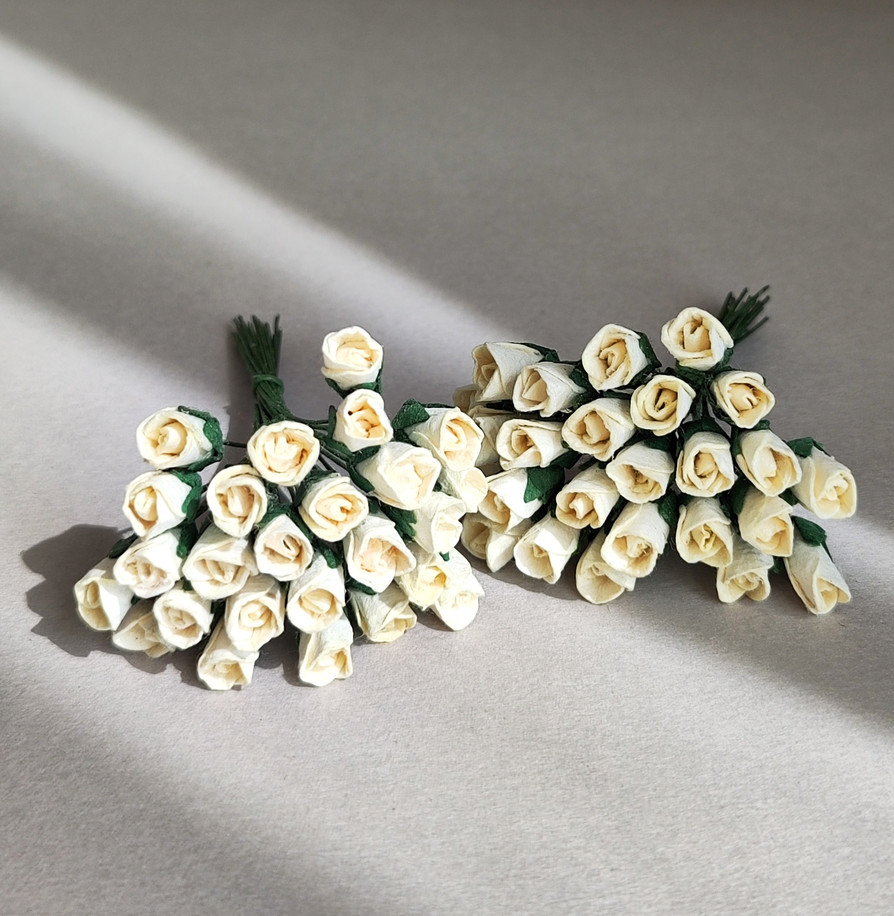 ดอกไม้กระดาษสา ดอกไม้กระดาษสา จตุจักร งานประดิษฐ์ ดอกไม้ทำข้อมือเพื่อนเจ้าสาว แต่งงาน, ดอกกุหลาบตูม 50 ดอก สีครีมอ่อน ขนาด 0.8x1.5 cm. paper flowers, budding roses flower 0.8 x1.5 cm. 50 pieces. pale ivorycolor