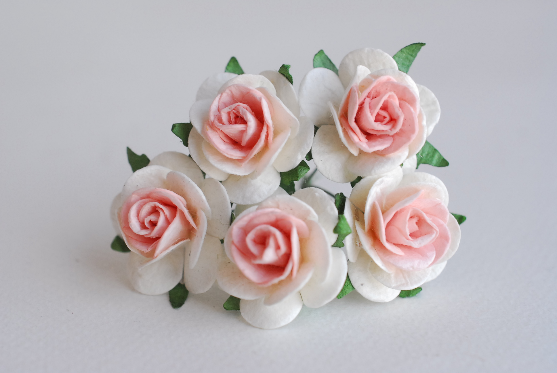 ดอกไม้กระดาษ ดอกไม้กระดาษสา ราคาส่ง,ดอกไม้กุหลาบกระดาษ ดอกกุหลาบกระดาษสา ดอกไม้ประดิษฐ์ สำหรับตกแต่ง หรืองานแต่งงาน สีชมพูขาว 2 tone ขนาด 2.5 cm. จำนวน 50 ดอก