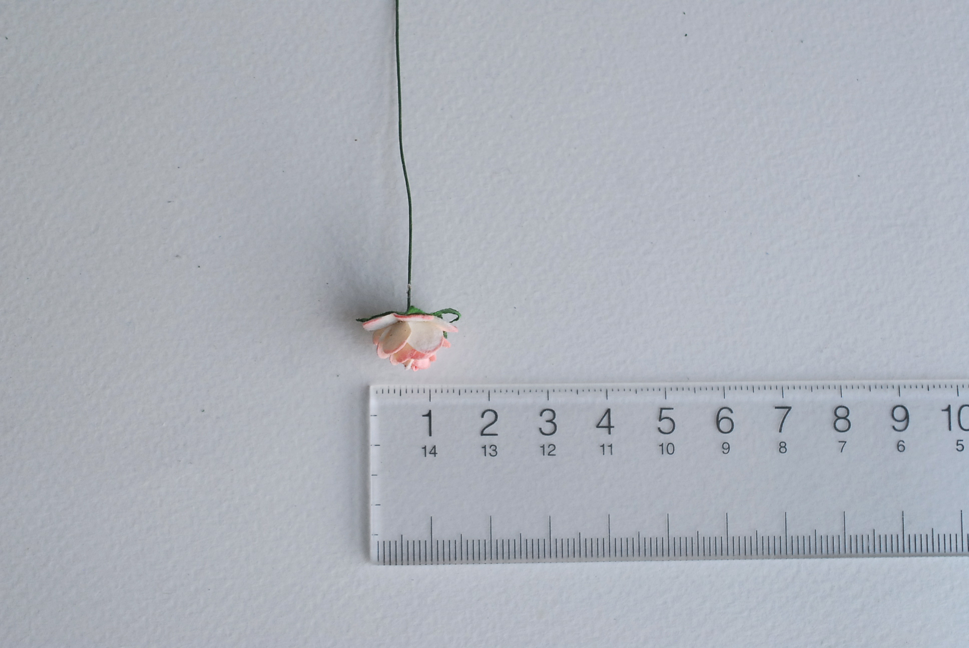 ดอกไม้กุหลาบกระดาษ ดอกไม้กระดาษสา, ดอกกุหลาบจิ๋ว, ดอกไม้กระดาษสาขายส่ง สีพีชอ่อนปัดขาวขนาด 1.5 cm. จำนวน 100 ดอก Paper Flowers size 1.5 cm., mini roses soft peach brush white color, 100 pcs.