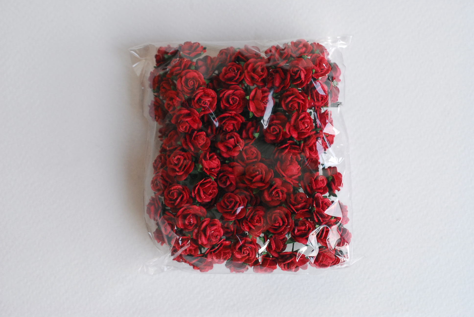 ดอกไม้กระดาษสาสำหรับตกแต่ง ของชำร่วย ดอกกุหลาบ ดอกกุหลาบสีแดง กระดาษสา สีแดงเข้มขนาด 1 cm. จำนวน 100 ดอก/1 ถุง