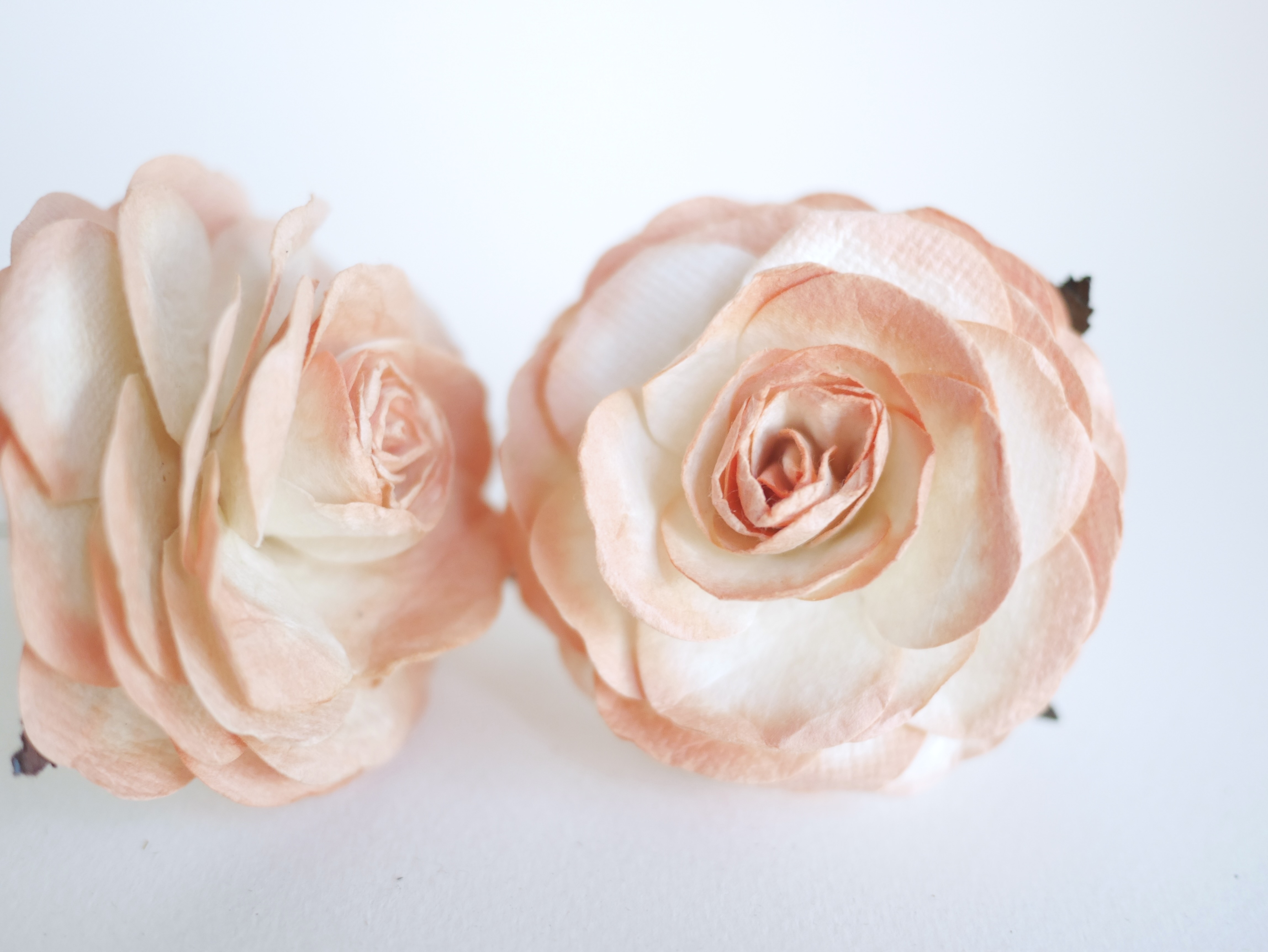 ดอกไม้กระดาษสา ดอกไม้กุหลาบกระดาษ ดอกกุหลาบกระดาษ ขนาด 6.5 cm.,จำนวน 5 ดอก, สำหรับของชำร่วย, งานแต่งงาน, สีพีชปัดขาว Paper flower,5 Pieces mulberry rose, 6.5 cm. peach brush white color