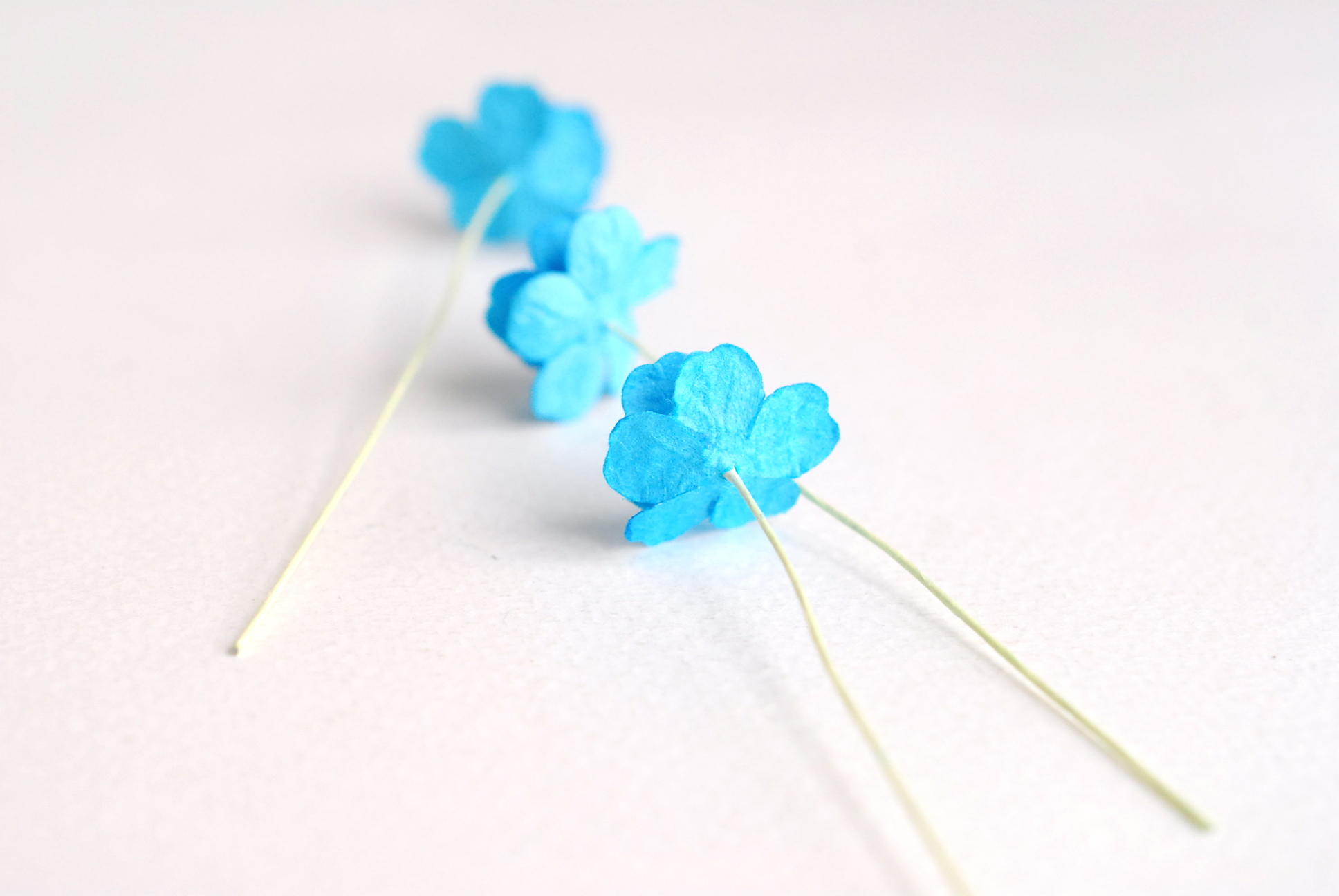 ดอกไม้กระดาษสา ราคาส่ง, ดอกไฮเดรนเยียกระดาษสา ดอกไม้ประดิษฐ์ ตกแต่งงานแต่งงาน ประดิษฐ์ข้อมือเพื่อนเจ้าสาว ขนา่ด 1.5 cm., สำหรับของชำร่วย, งานแต่งงาน, ดอกไม้ทำข้อมือเจ้าสาว สีฟ้าทะเล จำนวน 100 ดอก Paper flower,100 Pieces mulberry hydrangea ocean blue sky c