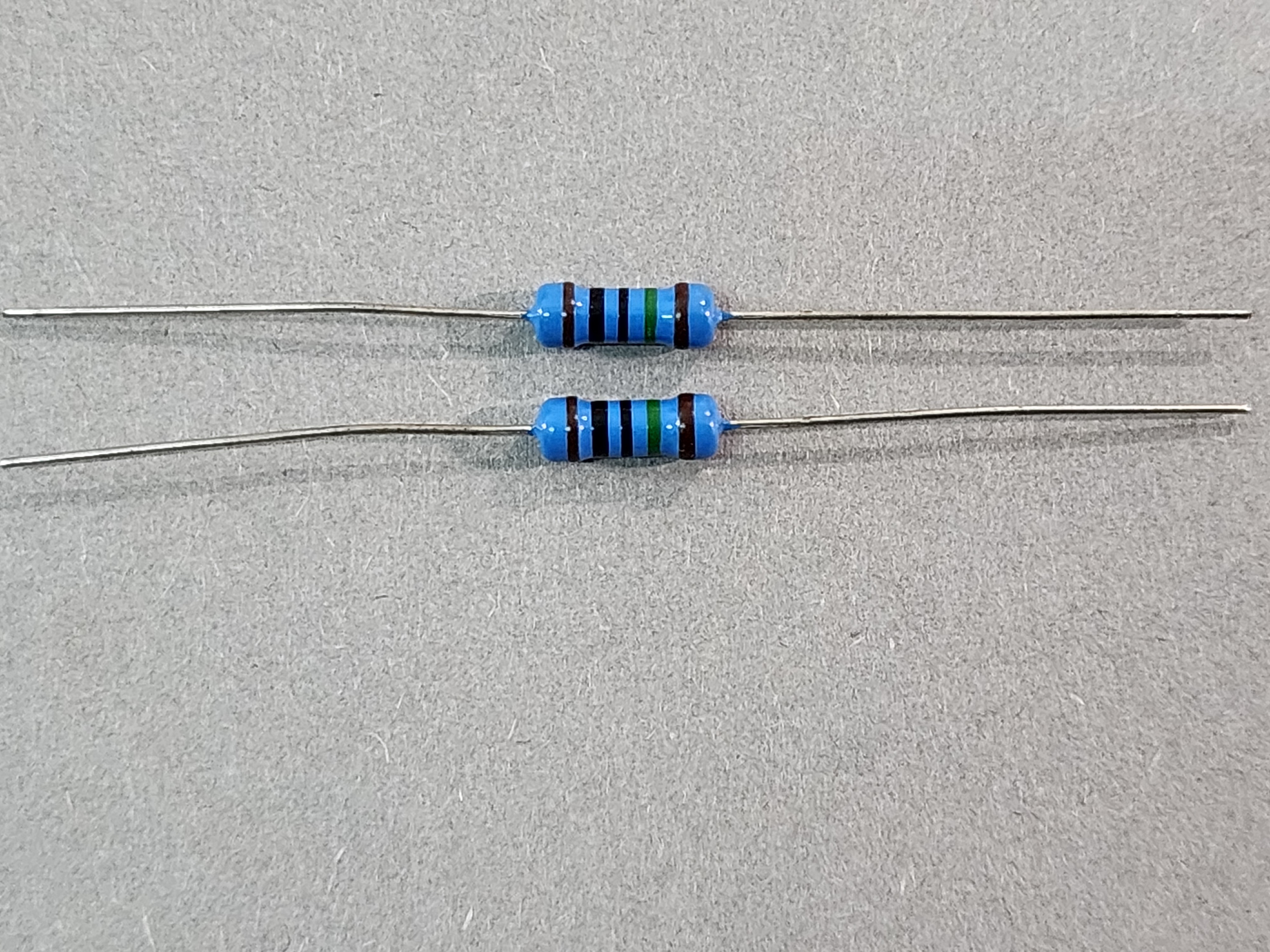 ตัวต้านทาน 10M Ohm ±1% 5 แถบสี มีสีอะไรบ้าง ?