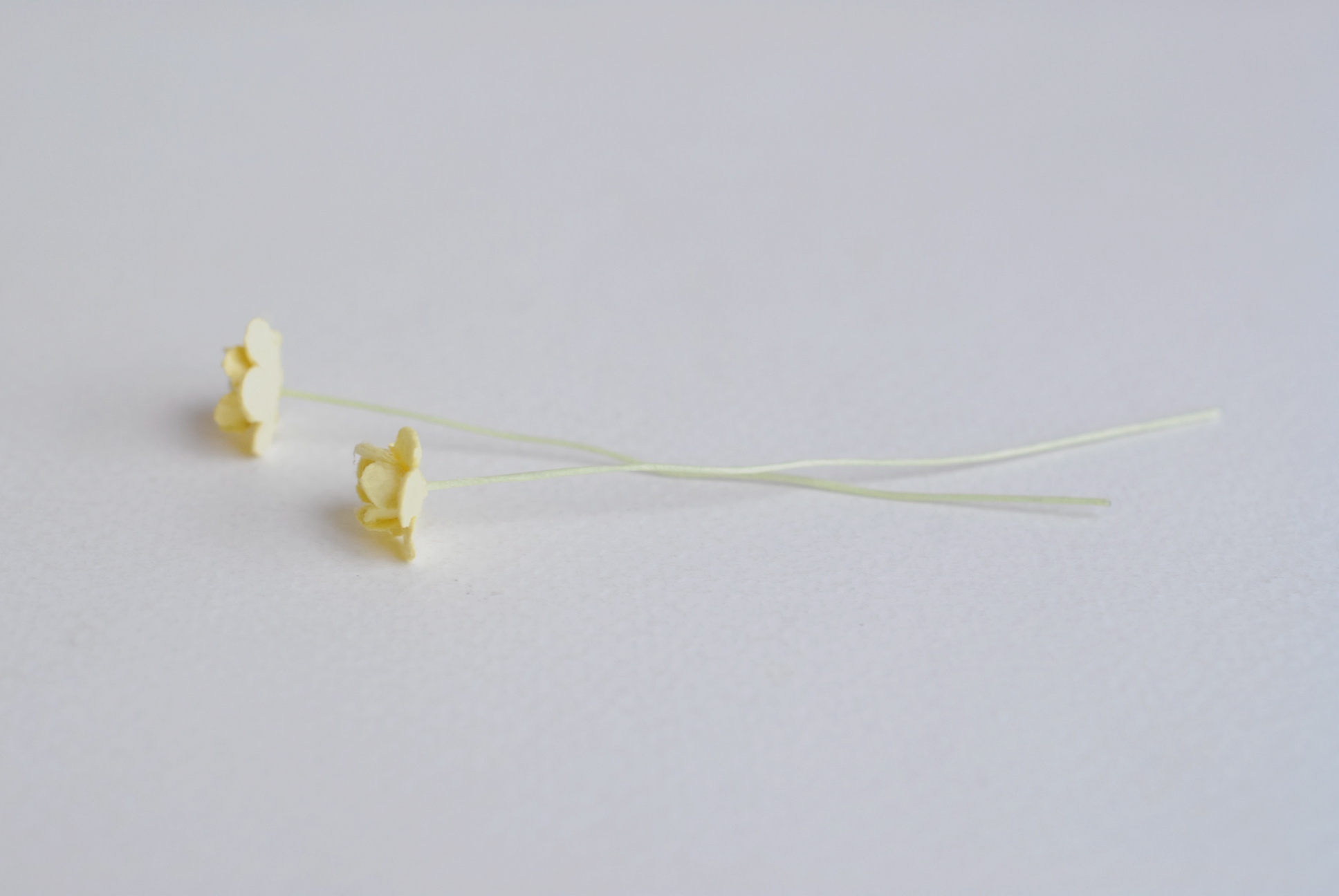 ดอกไม้กระดาษสา ดอกไม้กระดาษสาราคาส่ง ดอกไม้กระดาษสำหรับตกแต่ง งานแต่งงาน หรือติดของชำร่วย ดอก creeping lady 100 ดอก ขนาด 0.8 cm. สีเหลือง Small Paper Flower with stem, 100 pcs., size 0.8 cm., creeping flowers 2 layers, yellow color.