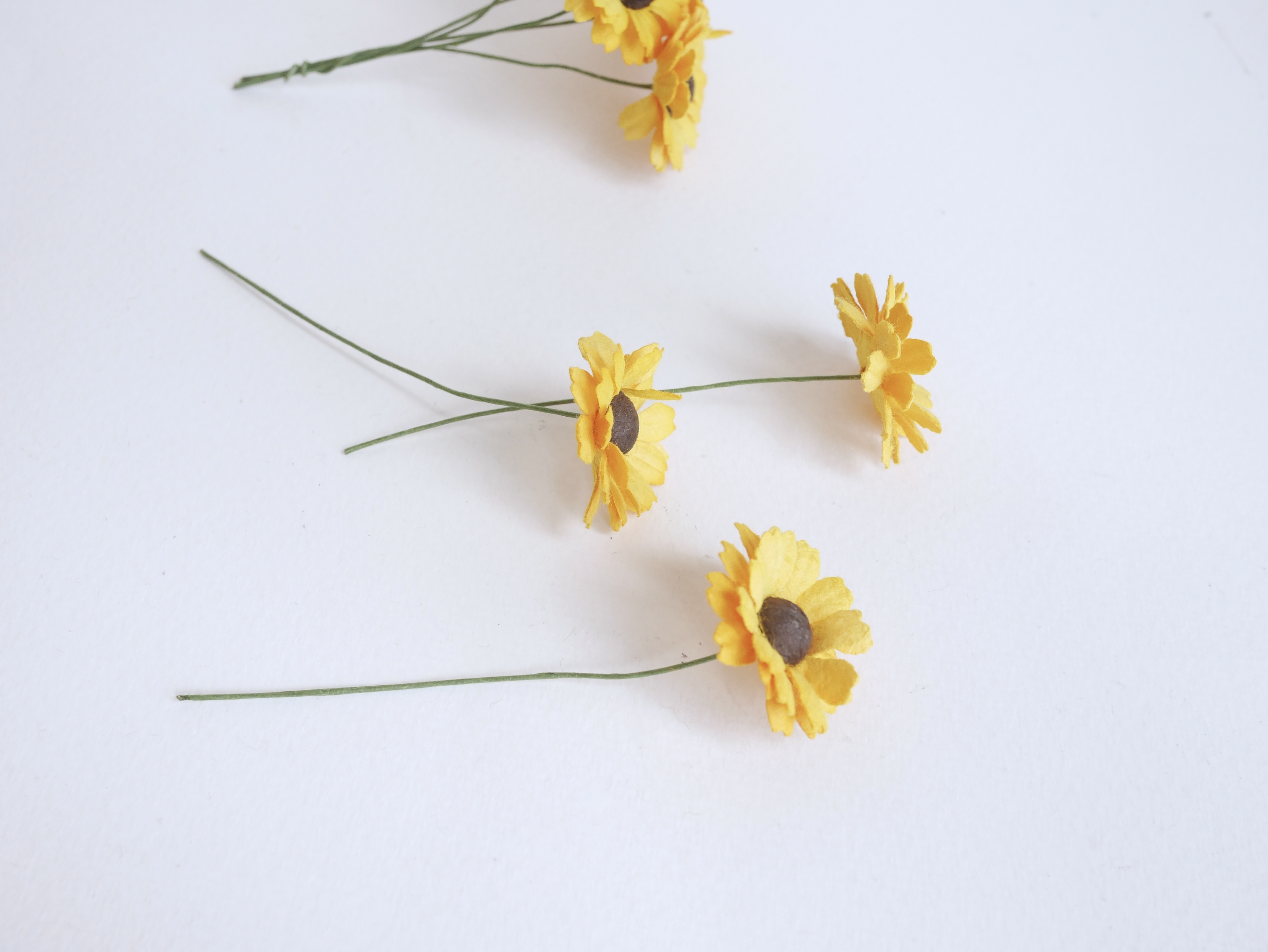 ดอกไม้กระดาษสา ดอกไม้ประดิษฐ์จากกระดาษสา ดอกเดซี่ เกสรสีทอง ดอกไม้กระดาษสาขายส่ง ดอกไม้ประดิษฐ์ ดอกไม้ทำข้อมือเพื่อนเจ้าสาว ดอก daisy ขนาด 3 cm. จำนวน 25 ดอก สีเหลือง Paper Flower, 25 Daisy Flowers, yellow color, size 3 cm., brown pollen.