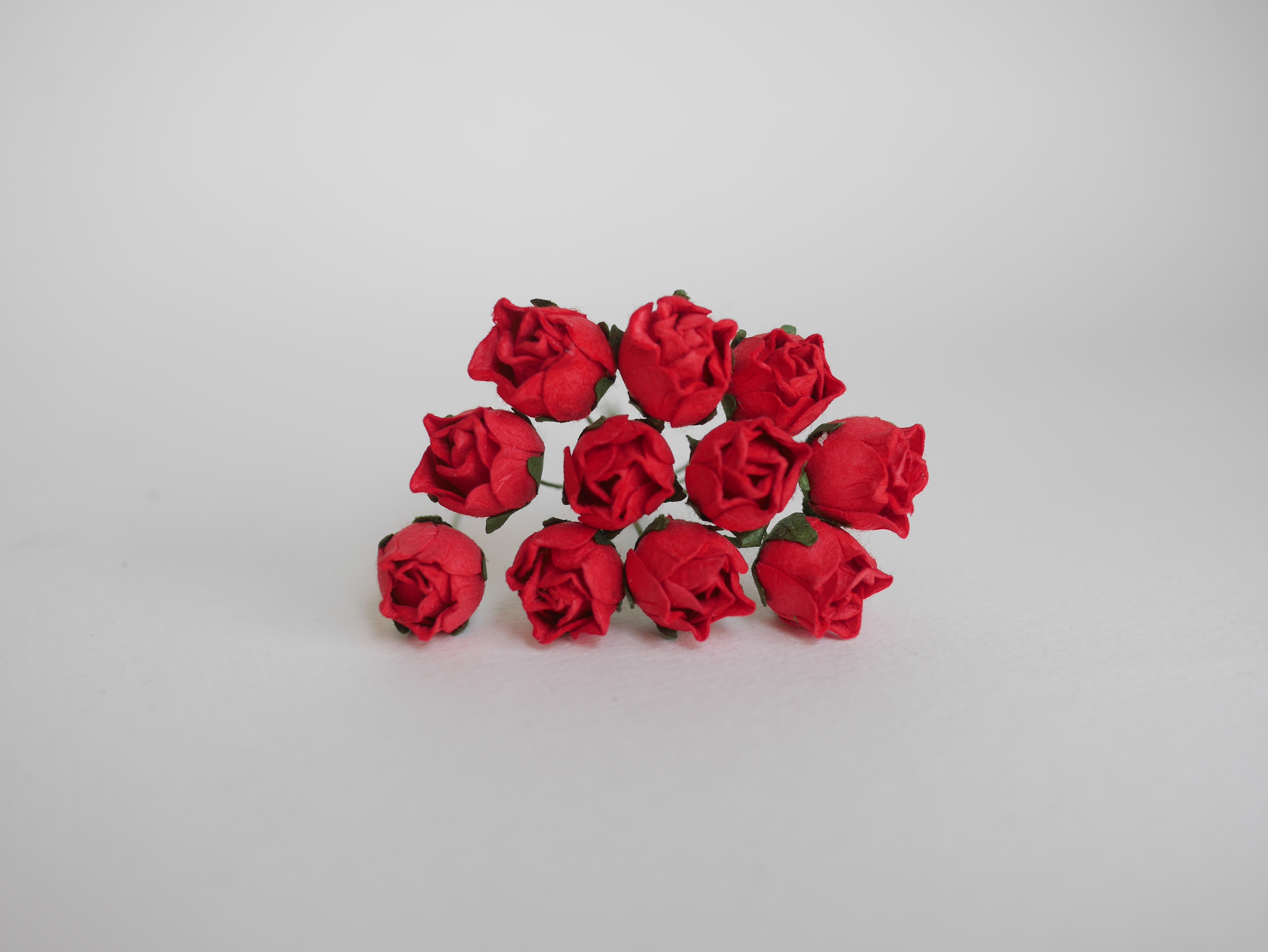 ดอกไม้กระดาษสา ดอกไม้กระดาษสา จตุจักร งานประดิษฐ์ ดอกไม้ทำข้อมือเพื่อนเจ้าสาว แต่งงาน, ดอกกุหลาบตูม 50 ดอก สีแดง color ขนาด 1.5 cm. paper flowers, budding roses flower 1.5 cm. 50 pieces. red color.