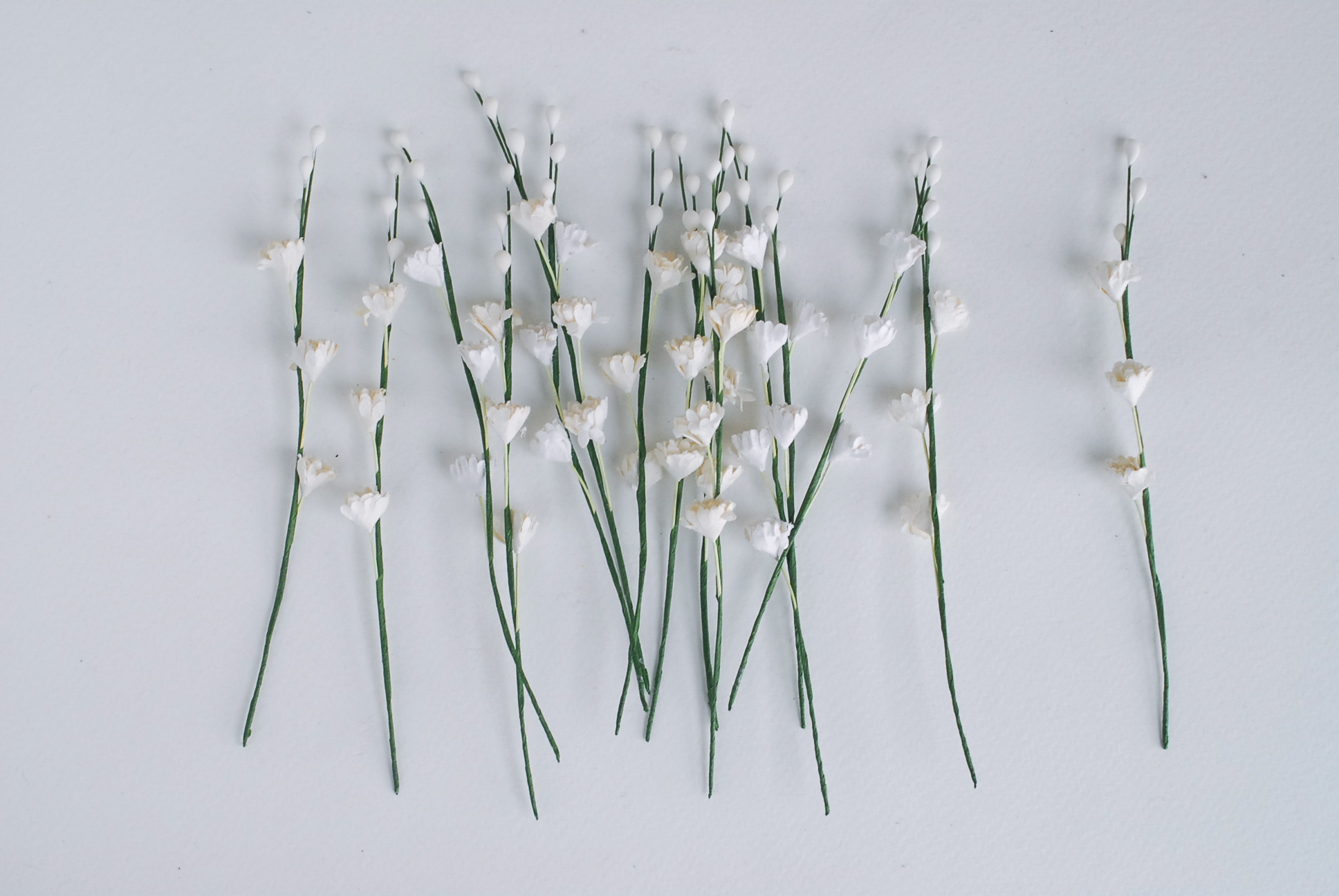 ดอกไม้ประดิษฐ์, ดอกไม้กระดาษสา, ดอก gypsophila, ดอกยิปโซ, ดอกยิปโซก้าน เกสรสีขาว งานประดิษฐ์ตกแต่งของชำร่วย, ดอกไม้ทำพานพุ่ม,พานพวงมาลัย, พานรับไหว้, ขนาด 1 cm. สีขาว