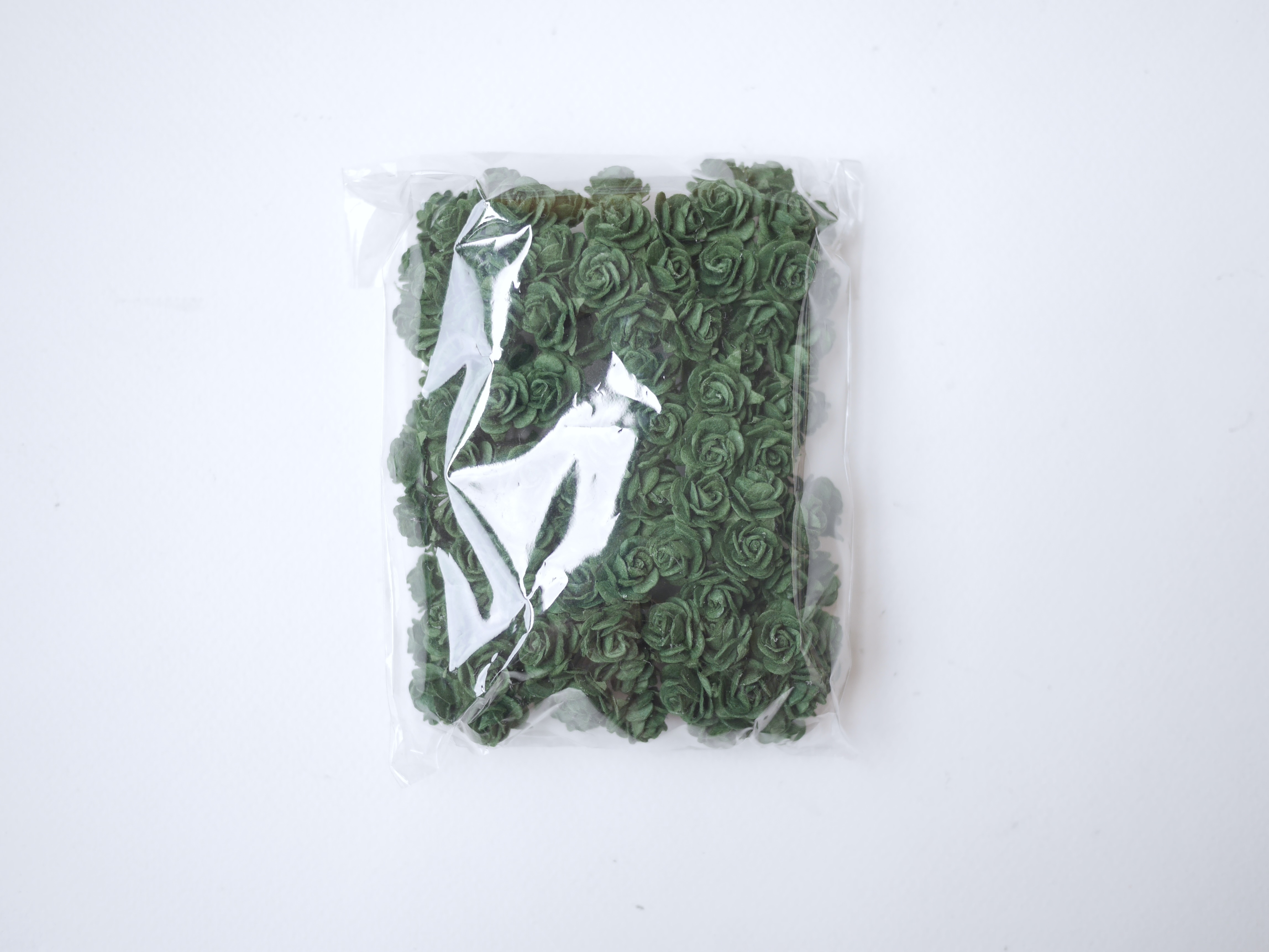 ดอกไม้กุหลาบกระดาษ ดอกไม้กระดาษสา, ดอกกุหลาบจิ๋ว, ดอกไม้กระดาษสาขายส่ง สีเขียวคริสมาสต์ ขนาด 1.5 cm. จำนวน 100 ดอก Paper Flowers size 1.5 cm., mini roses green Christmas color, 100 pcs.