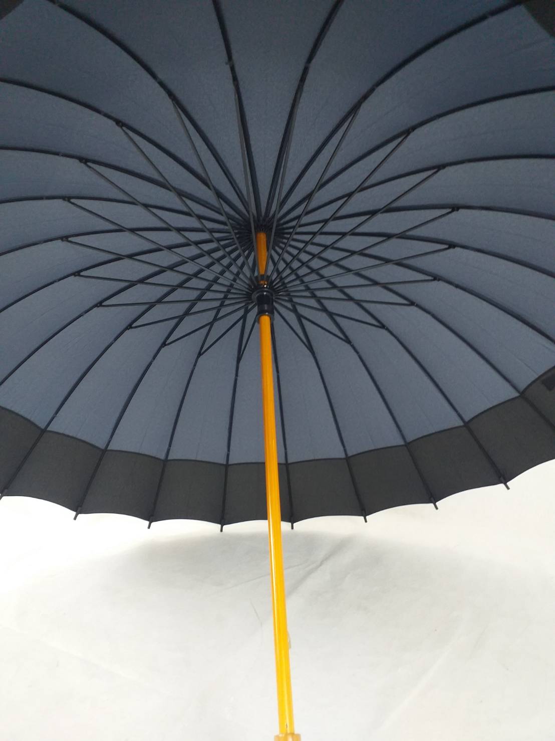 ร่ม ขนาด 24 นิ้ว ชายขอบดำ โครงเหล็ก 24 ซี่ แกนไม้ ด้ามไม้ แข็งแรง สวยงามแบบไทยๆ คัน SKU-00039 2018-03-24 10:32:53 2021-12-09 10:33:01