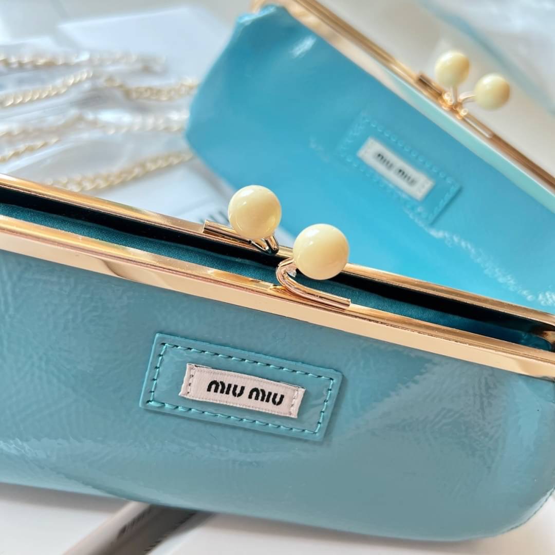 กระเป๋าเครื่องสำอาง Miu Miu Patent Leather Clutch Bag