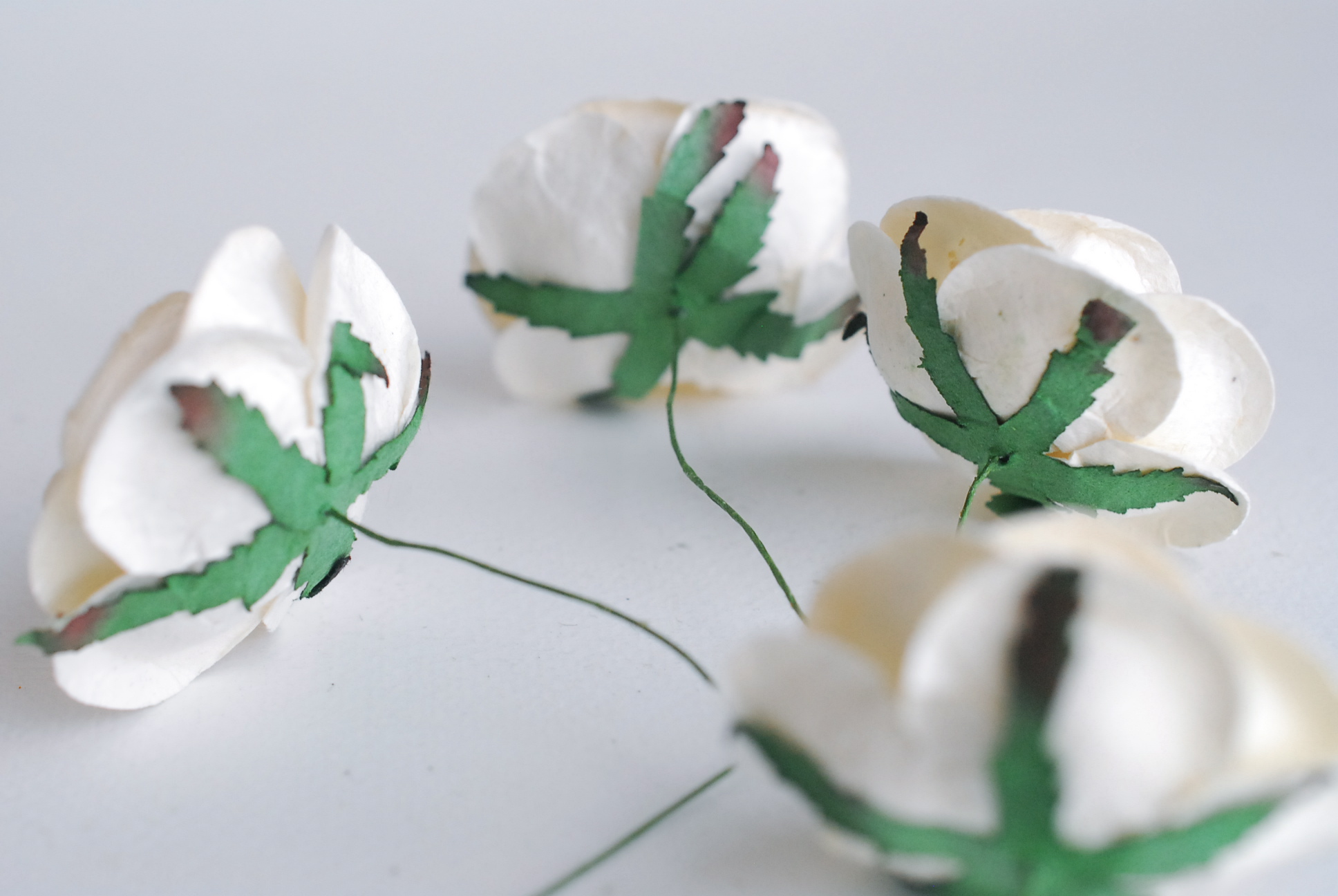 ดอกไม้กระดาษสา ดอกไม้กระดาษสา ราคาส่ง ขนา่ด 4.5 cm., สำหรับของชำร่วย, งานแต่งงาน,สีส้มขาว Paper flower,20 Pieces mulberry rose, 4.5 cm. medium orange-white color.