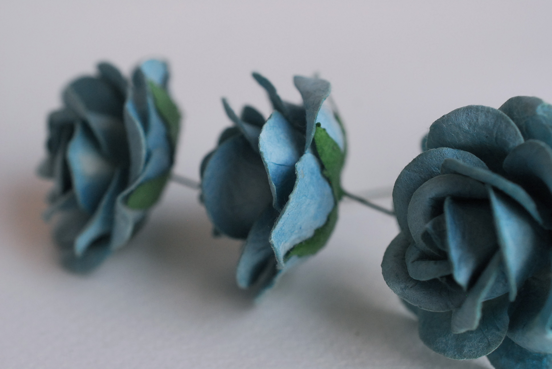 ดอกไม้กระดาษสา ดอกกุหลาบกระดาษสา ดอกไม้กุหลาบ กลีบโค้ง ดอกไม้ประดิษฐ์ สำหรับตกแต่ง หรืองานแต่งงาน สีน้ำเงินเขียวตุ่น ขนาด 3.5 cm. จำนวน 25 ดอก Paper flowers, handmade flowers, small roses paper size 3.5 cm. 25 pieces, tale blue color.