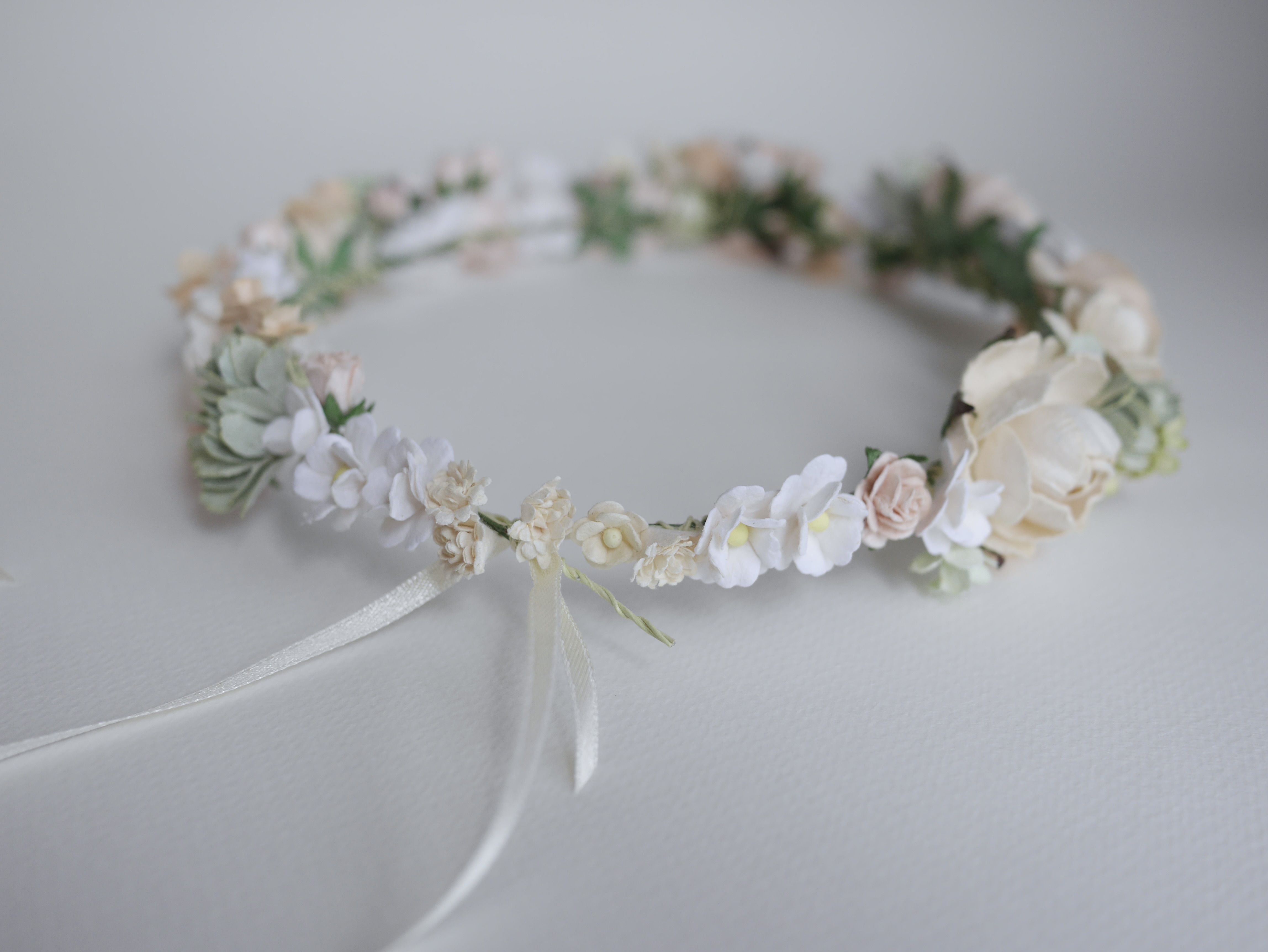 มงกุฎดอกไม้กระดาษสำหรับตกแต่ง ใส่ในงานพิเศษ งานรับปริญญา งานแต่งงาน รูปวงกลม ดอกไม้กระดาษสาขนาดเล็ก ดอกกุหลาบขนาดเล็ก สีพีช สีครีม ขาว และสีเขียวตุ่น