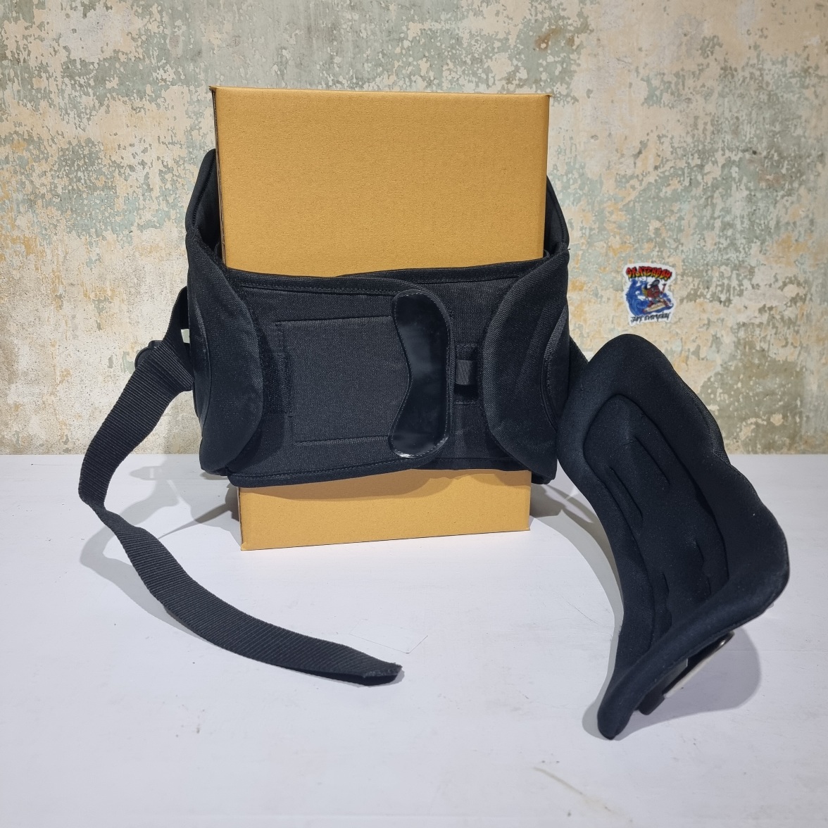 [0205] อุปกรณ์สำหรับ kiteboard, บังคับว่าว control bar, สายรัด leash, เข็มขัดนิรภัย harness, สายว่าว lines