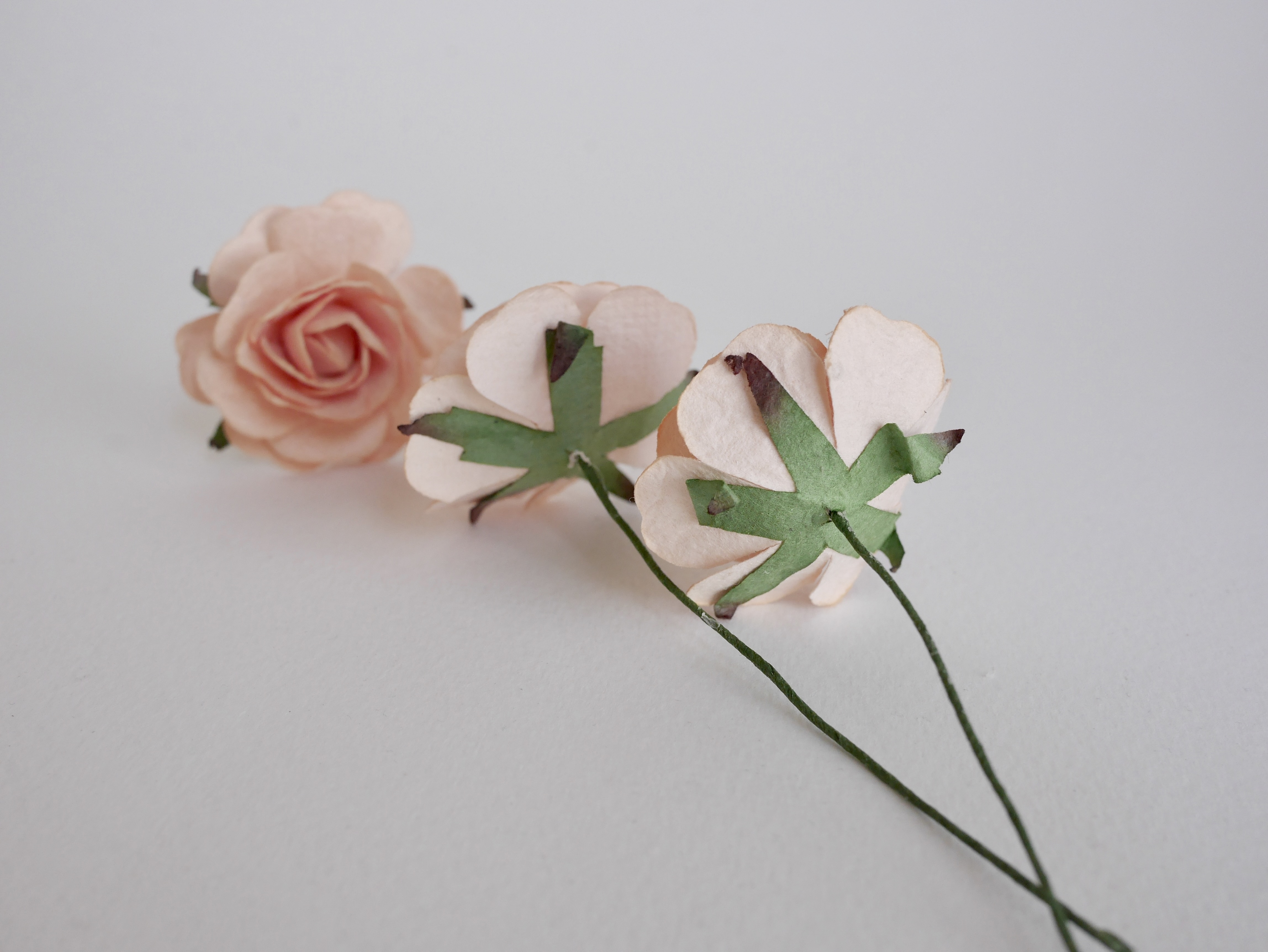 ดอกไม้กระดาษสา ราคาส่ง, ดอกกุหลาบกระดาษสา ดอกไม้ประดิษฐ์ สำหรับตกแต่ง หรืองานแต่งงาน สีพีช ขนาด 3.5 cm. จำนวน 25 ดอก Paper flowers, handmade flowers, small roses paper size 3.5 cm. 25 pieces, peach color.