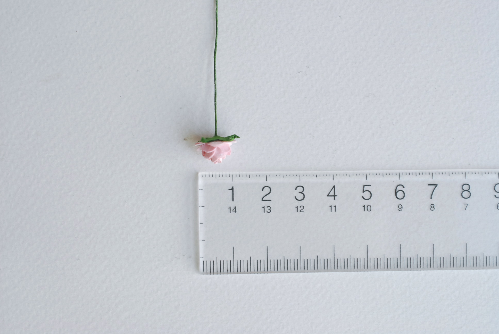 ดอกไม้กระดาษสาสำหรับตกแต่ง ของชำร่วย ดอกกุหลาบ ดอกกุหลาบสีแดง กระดาษสา สีม่วงอ่อนขนาด 1 cm. จำนวน 100 ดอก/1 ถุง