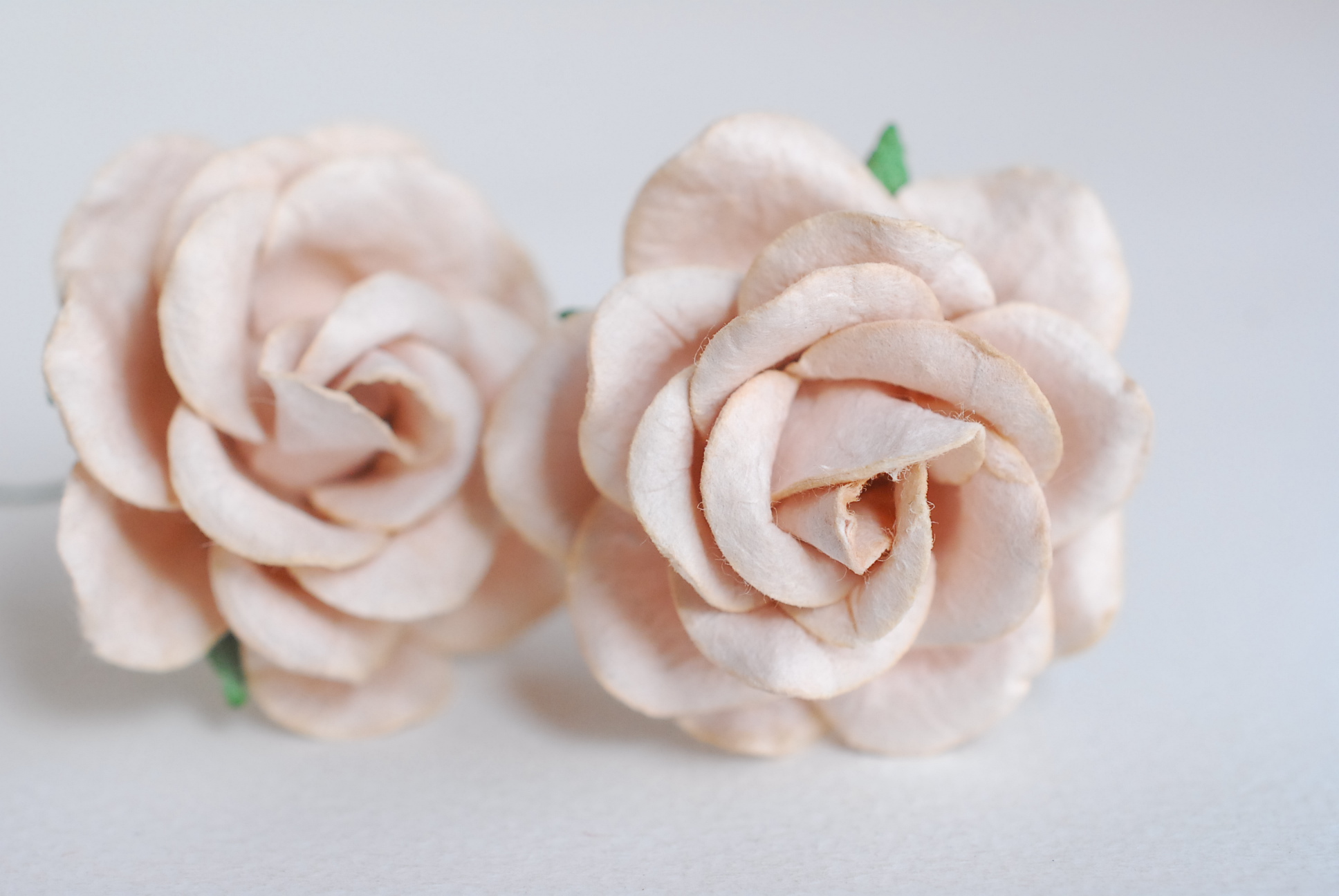 ดอกไม้กระดาษสา ดอกกุหลาบกระดาษสา ดอกไม้กุหลาบ กลีบโค้ง ดอกไม้ประดิษฐ์ สำหรับตกแต่ง หรืองานแต่งงาน สีน้ำตาลอ่อน ขนาด 3.5 cm. จำนวน 25 ดอก Paper flowers, handmade flowers, small roses paper size 3.5 cm. 25 pieces, soft brown color.