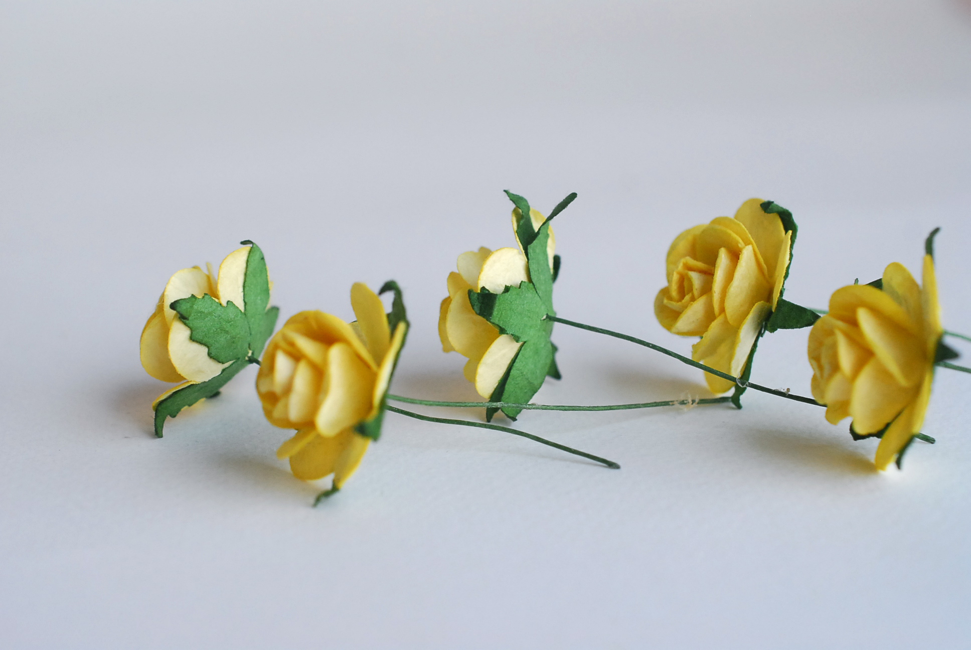 ดอกไม้กระดาษสา ดอกไม้กระดาษสา ราคาส่ง, ดอกกุหลาบกระดาษสา ดอกไม้ประดิษฐ์ สำหรับตกแต่ง หรืองานแต่งงาน สีเหลือง ขนาด 2.5 cm. จำนวน 50 ดอก Paper flowers, handmade flowers, small roses paper size 2.5 cm. 50 pieces, yellow color.