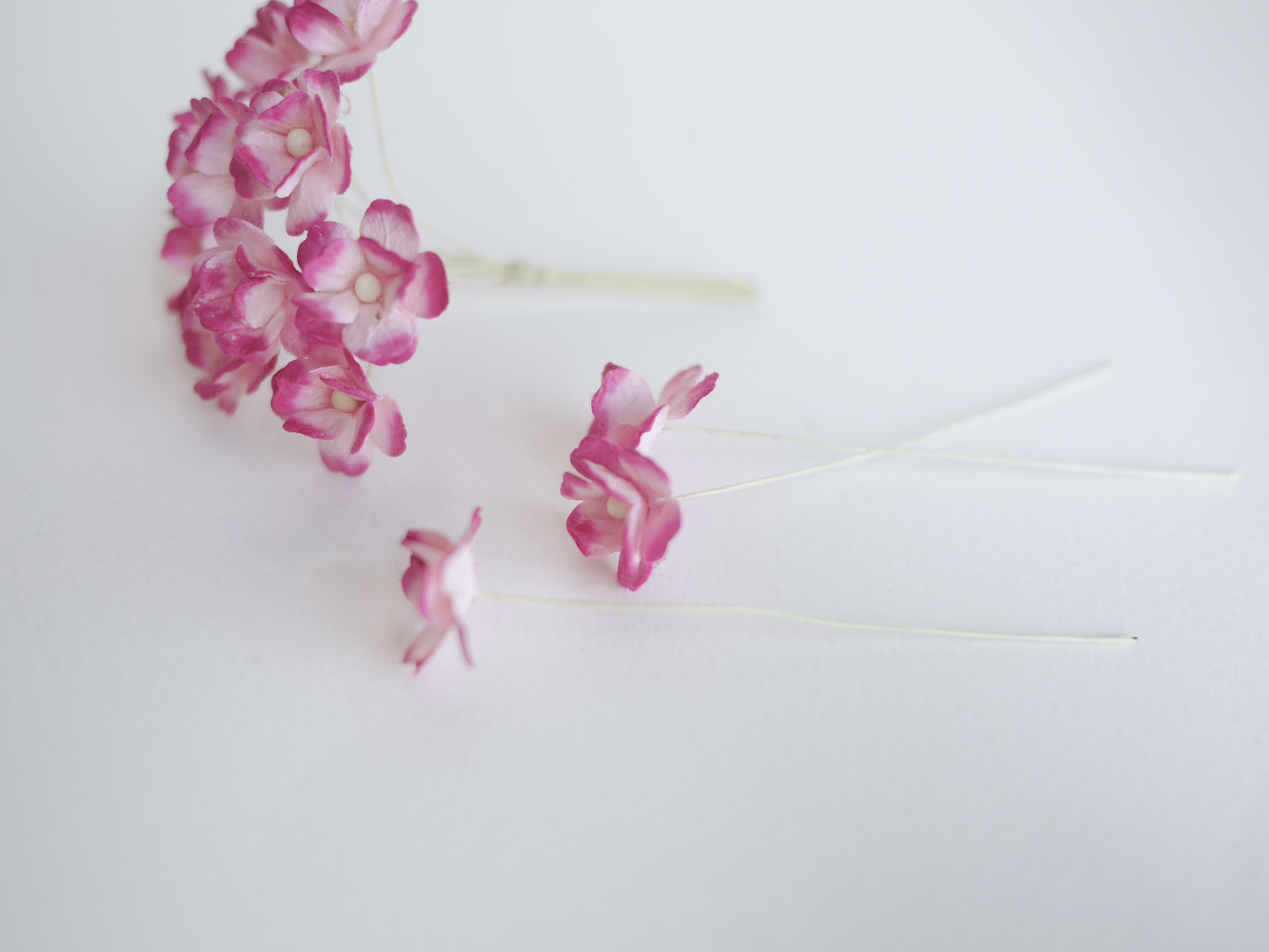 ดอกไม้กระดาษสา ราคาส่ง, ดอกไฮเดรนเยียกระดาษสา ดอกไม้ประดิษฐ์ ตกแต่งงานแต่งงาน ประดิษฐ์ข้อมือเพื่อนเจ้าสาว ขนาด 1.5 cm., สำหรับของชำร่วย, งานแต่งงาน, ดอกไม้ทำข้อมือเจ้าสาว สีบานเย็นปัด magenta brush pink จำนวน 100 ดอก Paper flower,100 Pieces mulberry hyden