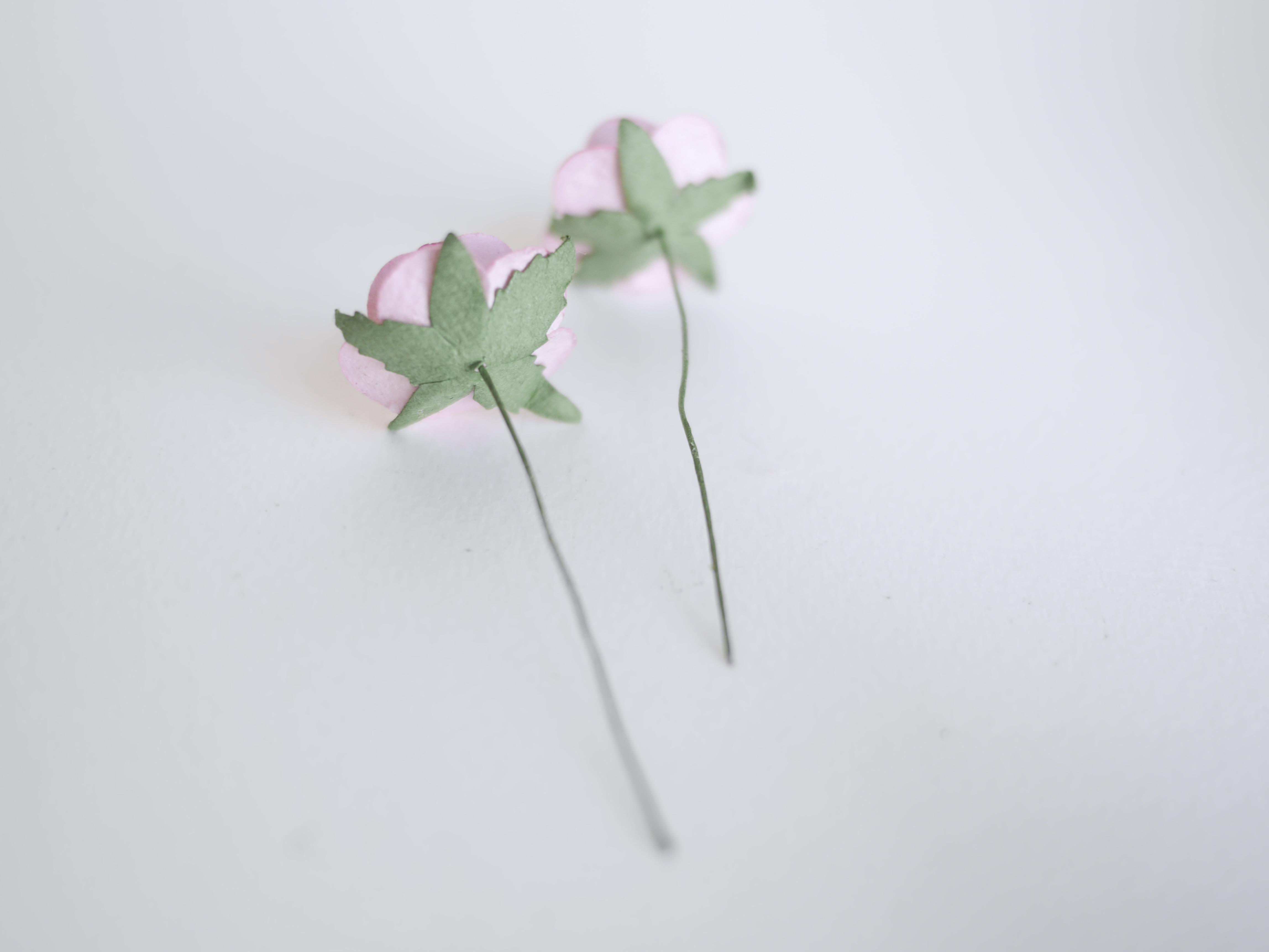 ดอกไม้กระดาษ ดอกไม้กระดาษสา ราคาส่ง,ดอกไม้กุหลาบกระดาษ ดอกกุหลาบกระดาษสา ดอกไม้ประดิษฐ์ สำหรับตกแต่ง หรืองานแต่งงาน ชมพู 2 tone ขนาด 2.5 cm. จำนวน 50 ดอก