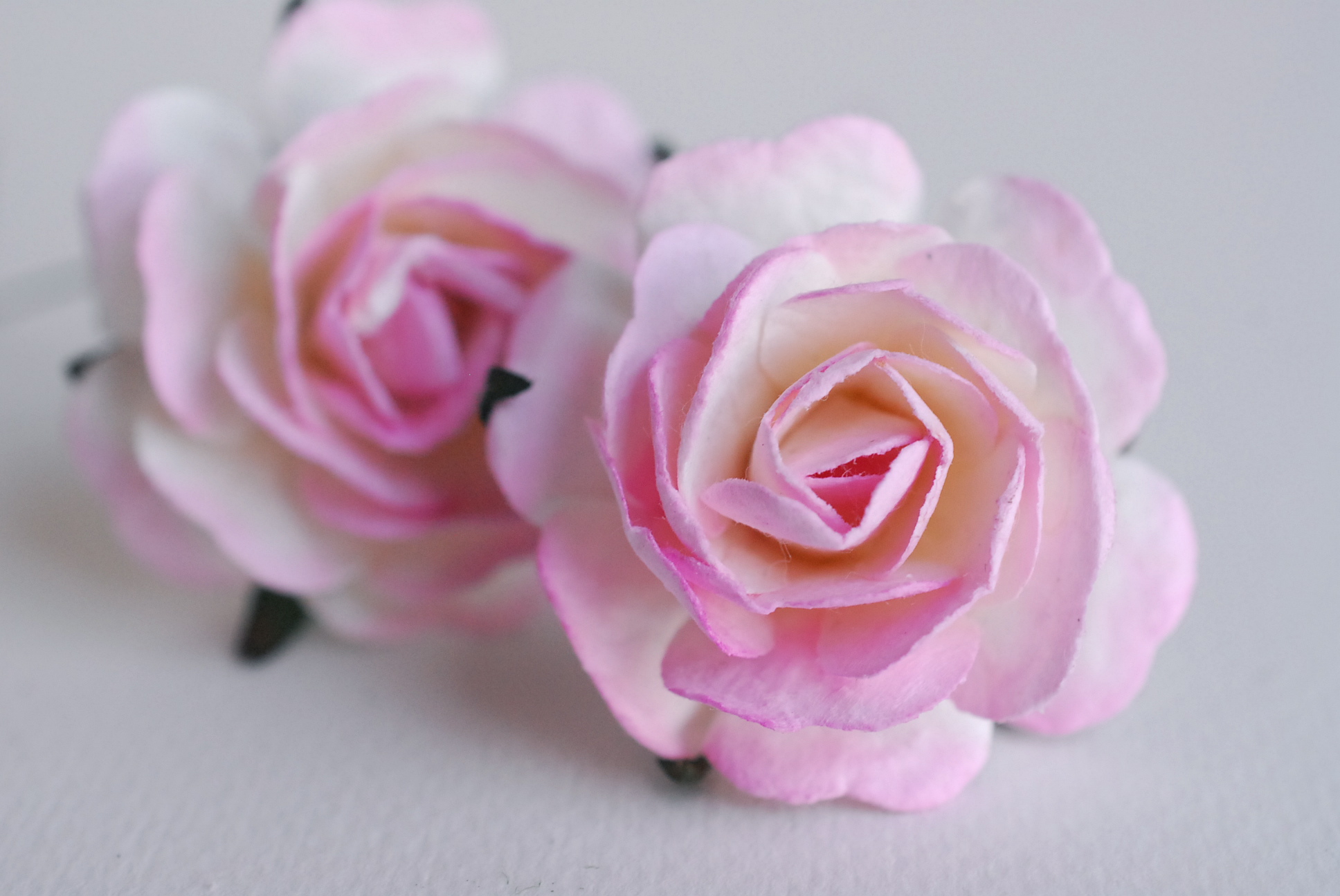 ดอกไม้กระดาษสา ดอกกุหลาบกระดาษสา ดอกไม้กุหลาบ ดอกไม้ประดิษฐ์ สำหรับตกแต่ง หรืองานแต่งงาน สีชมพูอ่อนปัดขาว ขนาด 3.5 cm. จำนวน 25 ดอก Paper flowers, handmade flowers, small roses paper size 3.5 cm. 25 pieces, soft pink brushcolor.